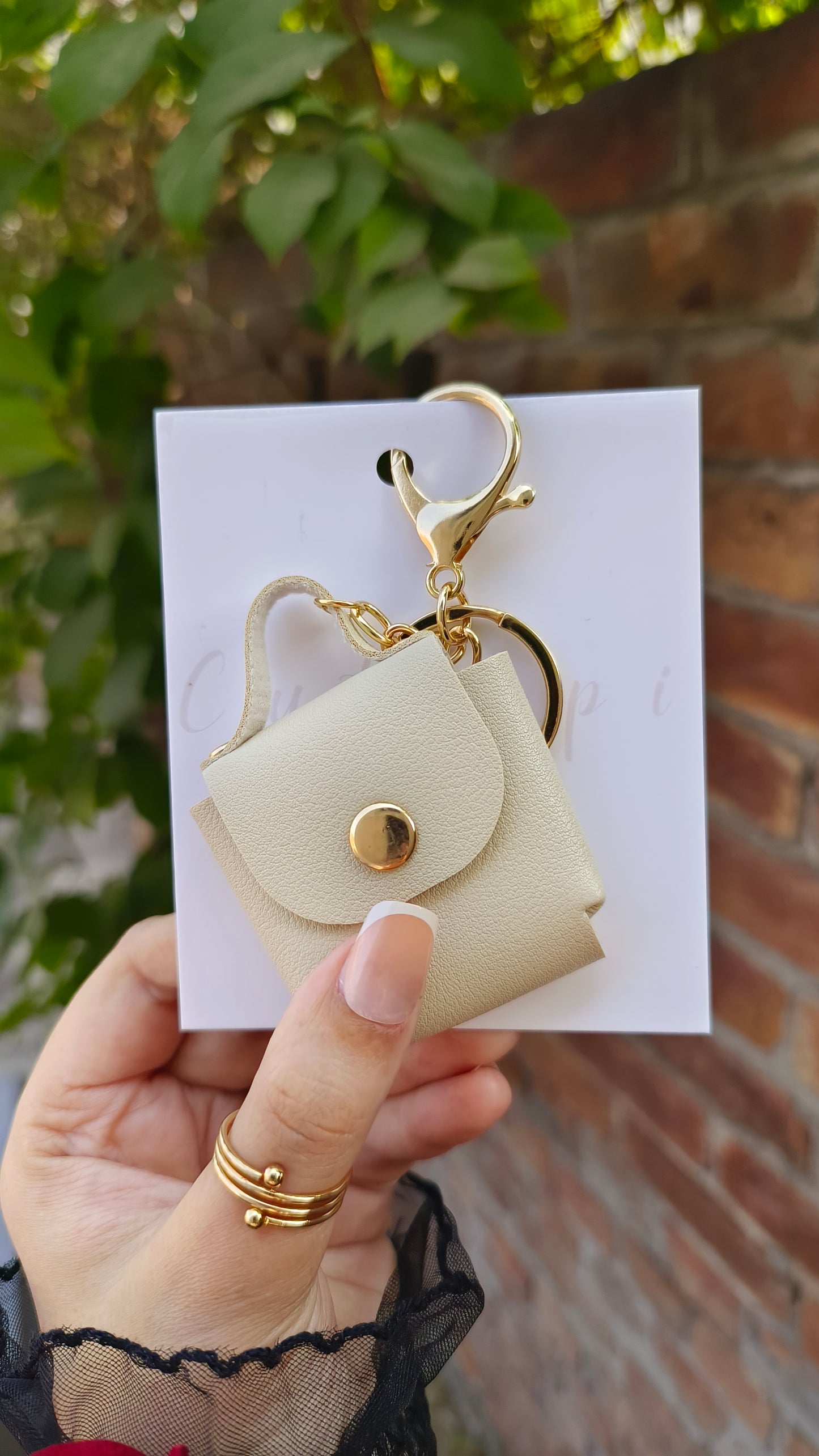 Mini Chic: Handbag Shaped Coin Purse Keychain"