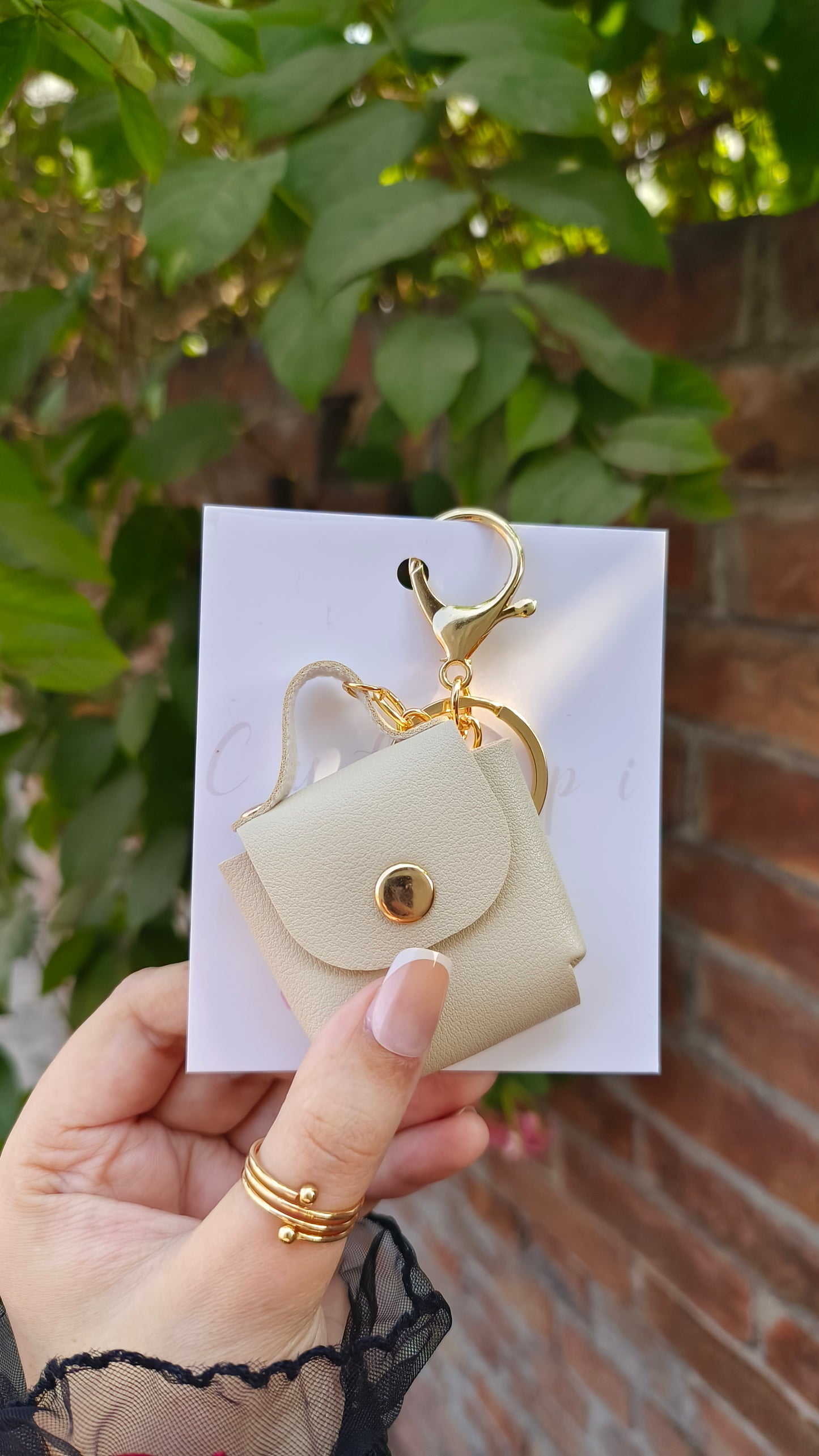 Mini Chic: Handbag Shaped Coin Purse Keychain"