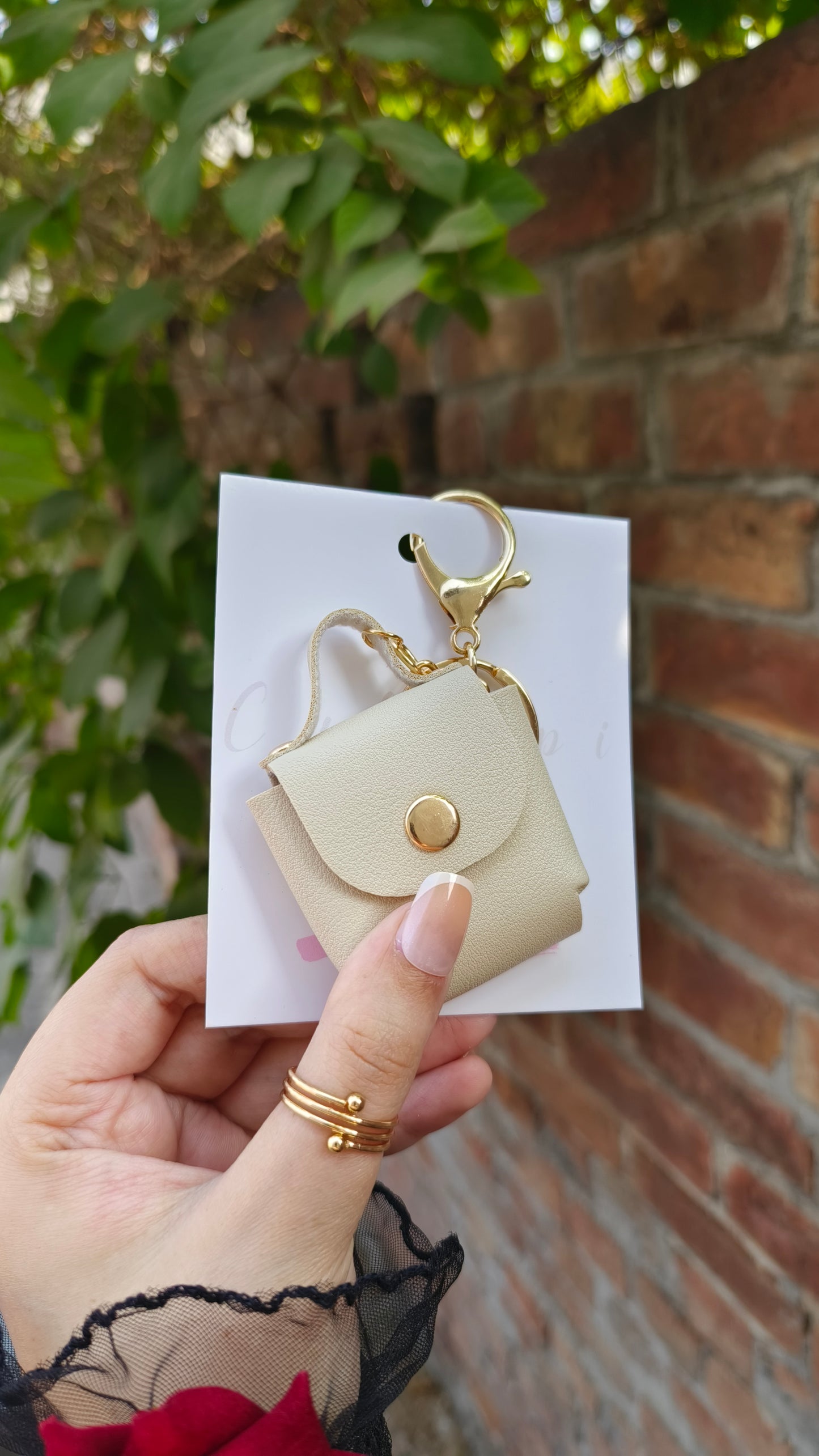 Mini Chic: Handbag Shaped Coin Purse Keychain"