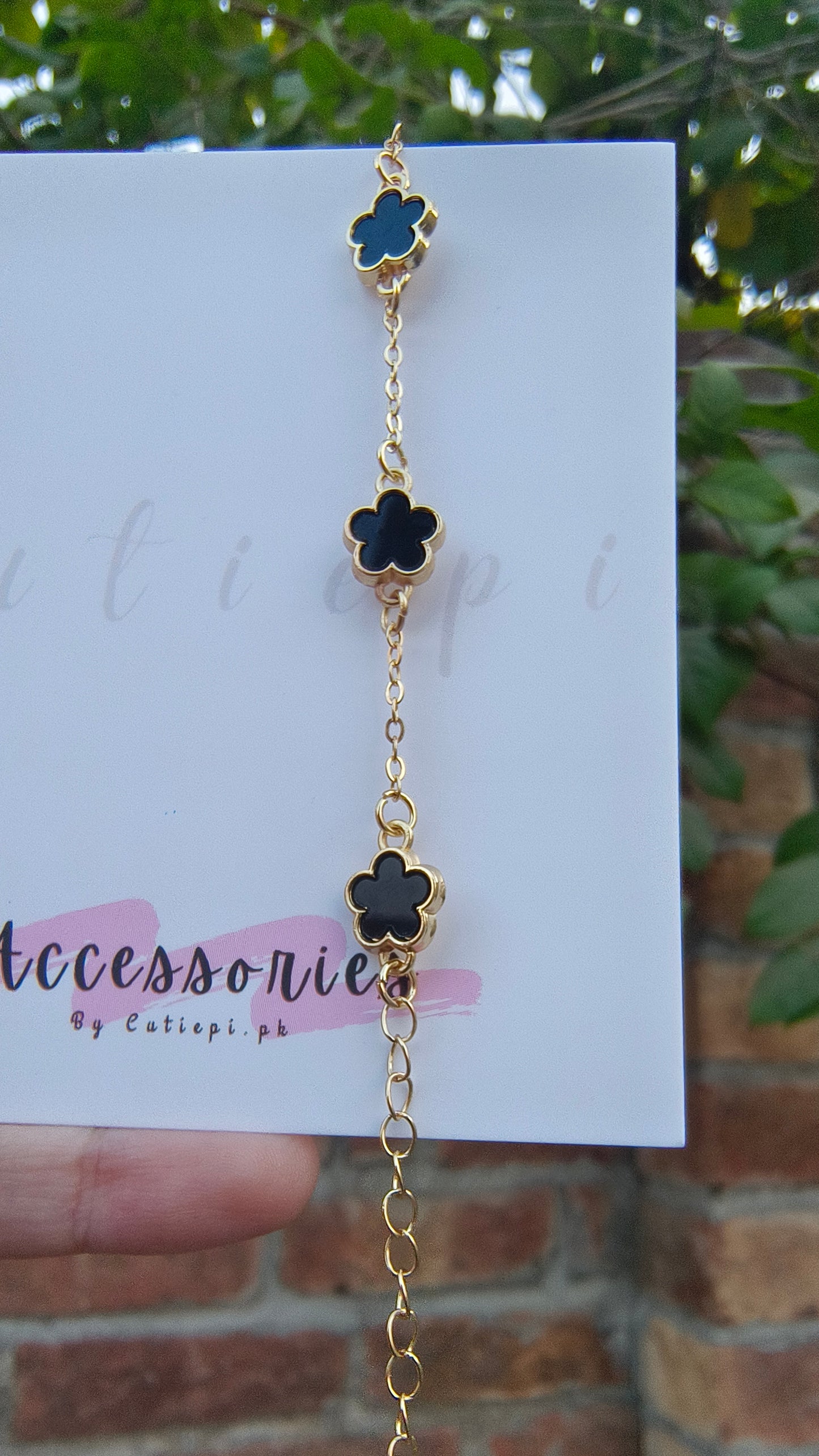 A Vintage-Inspired Black Four-Leaf Clover gold plated Bracelet – Elegant Gift for Women ✨