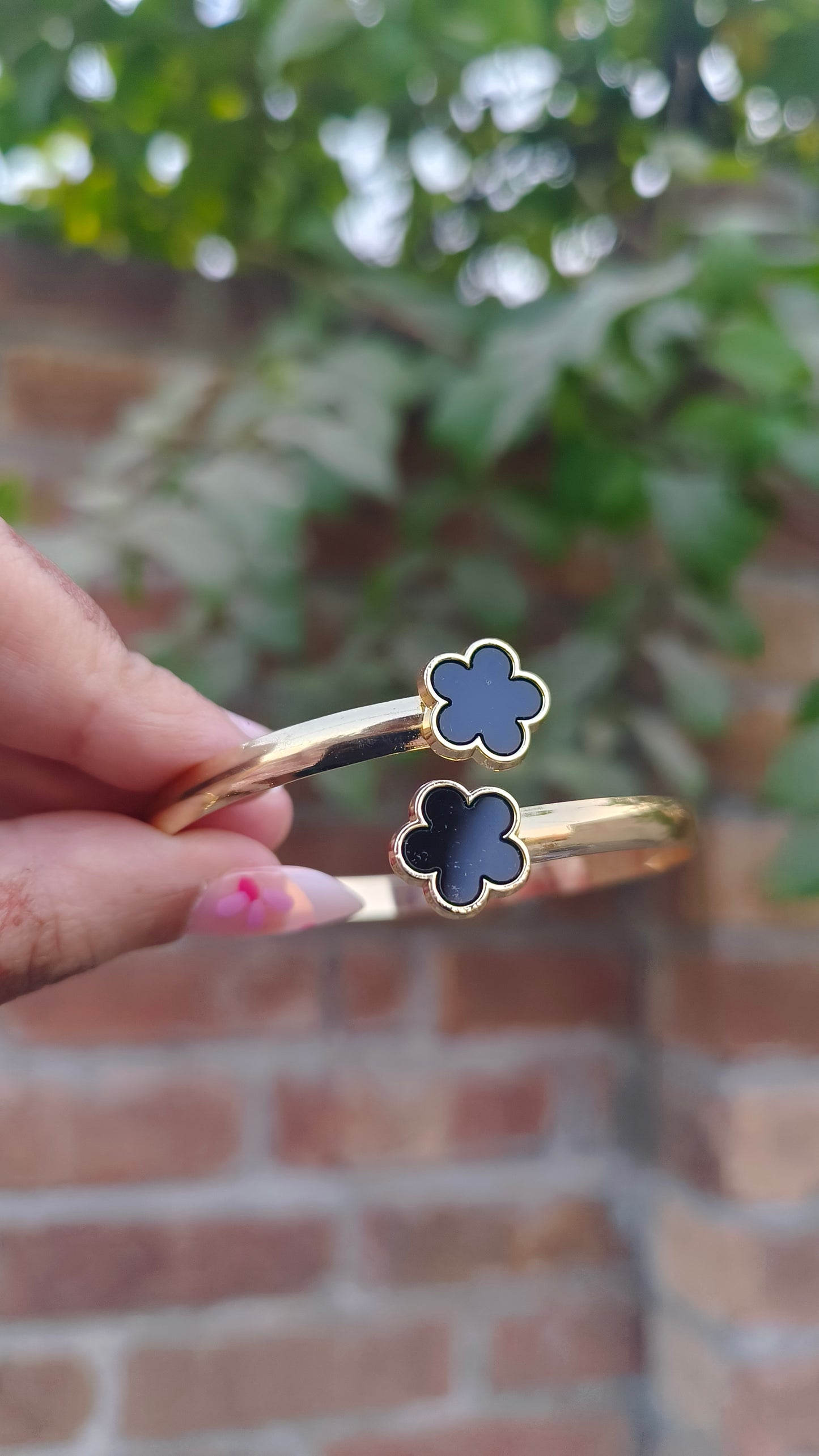 Black Shell Clover Open Bangle – Stylish Stainless Steel Bracelet 💎