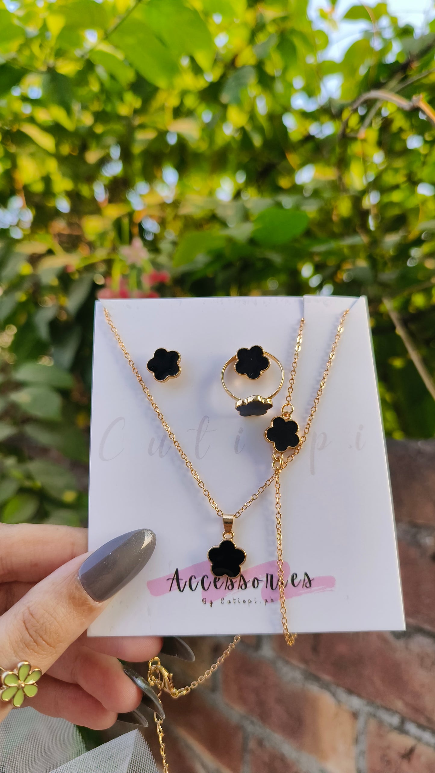 Black Flower Clover 4-Piece Jewelry Set – Elegant & Minimalist Design
