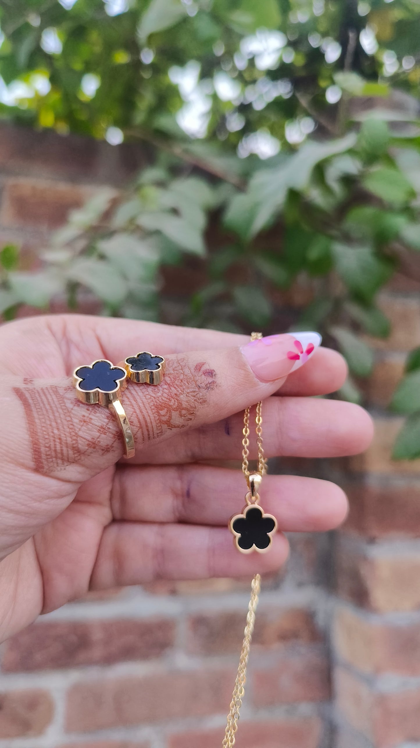 Black Five-Leaf Clover Necklace – Elegant & Versatile Jewelry for Women ✨