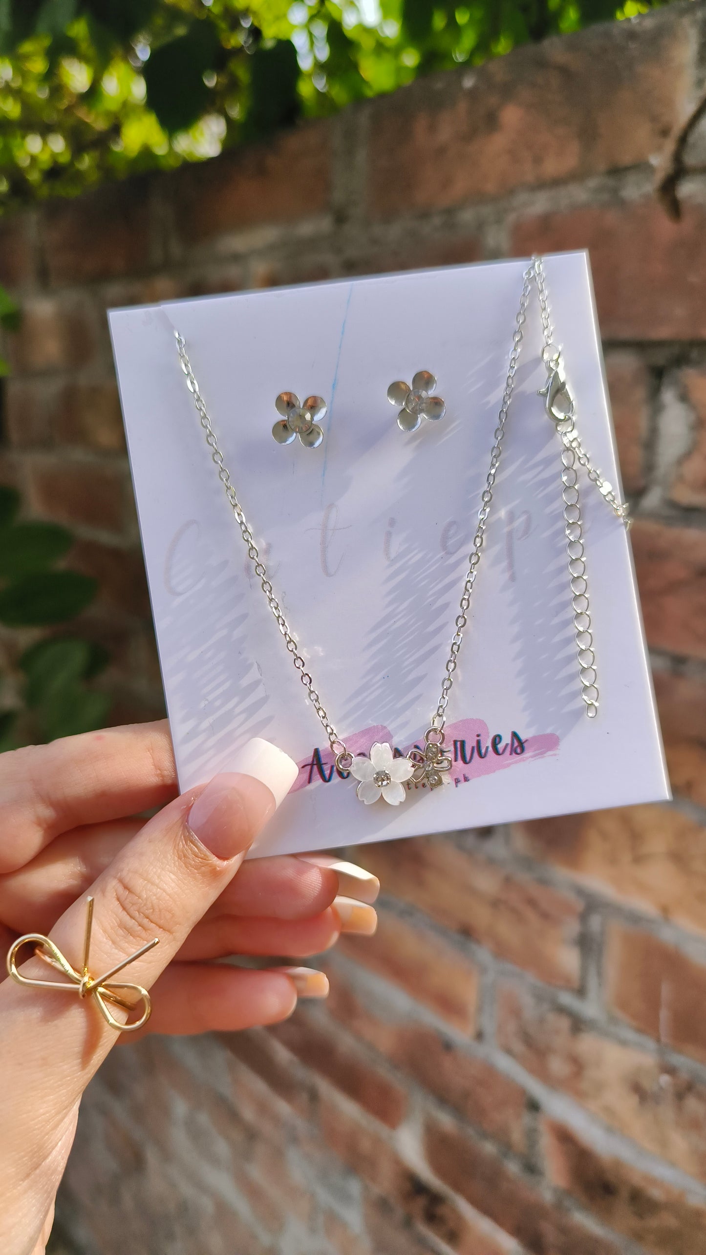 Luxury Cherry Blossom Pendant Necklace – Rhinestone Elegance"