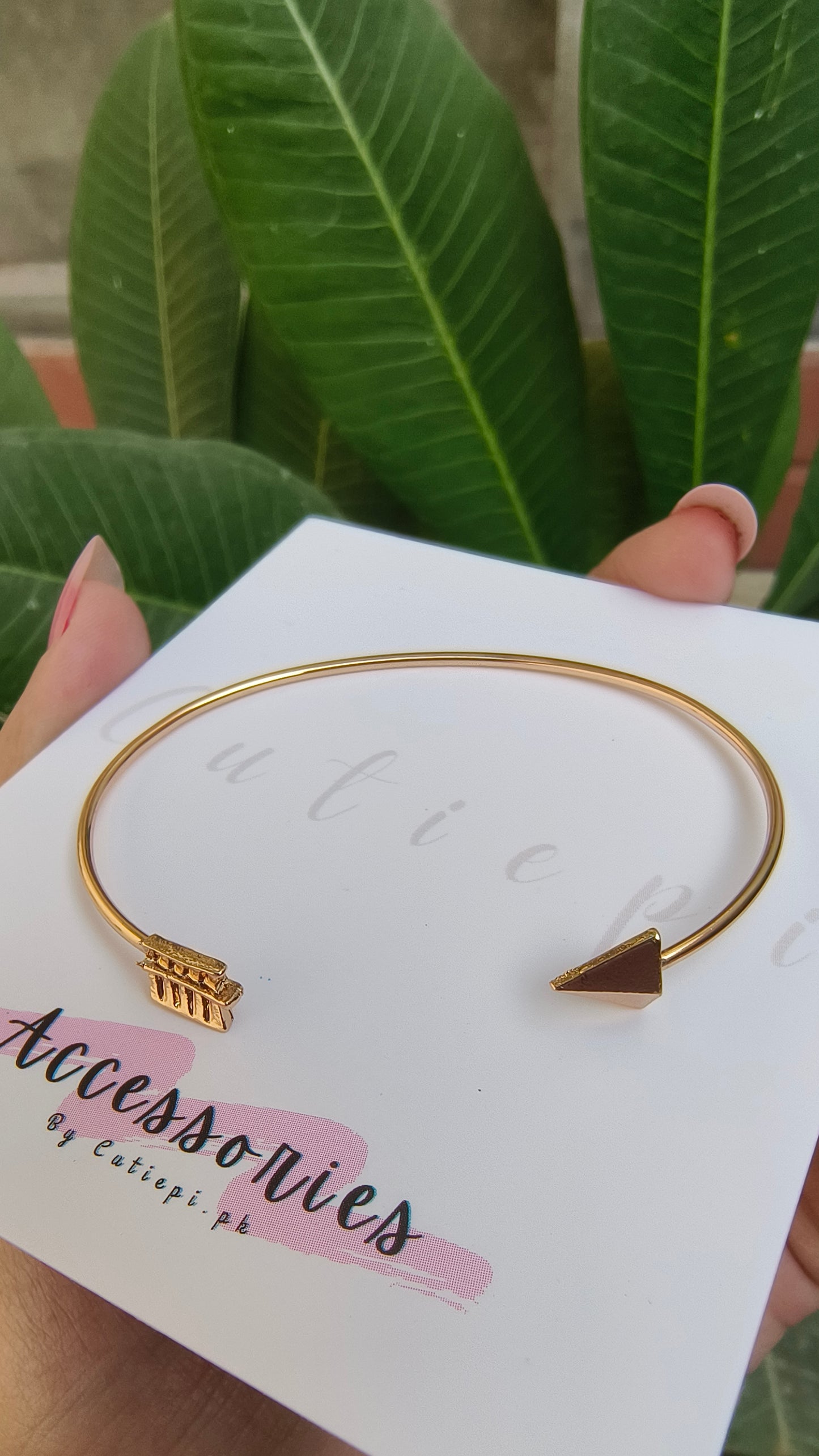 Arrow Gold-Plated Bracelet – Sleek & Trendy Adjustable Design