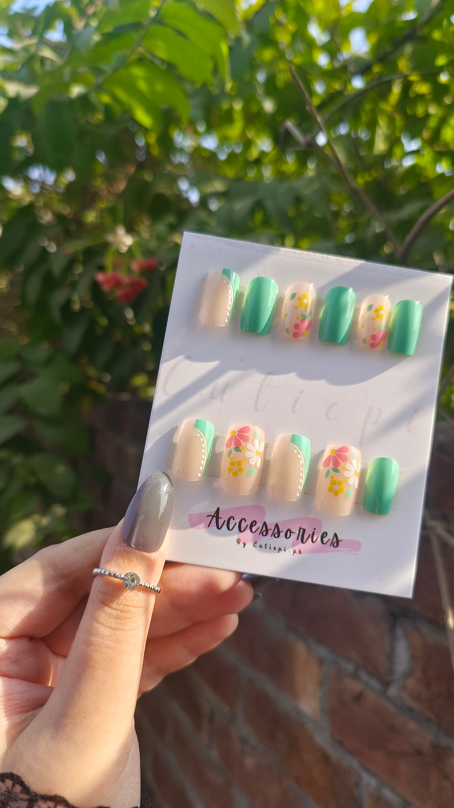 Glossy Green Daisy Press-On Nails - Fresh & Sweet Vibes