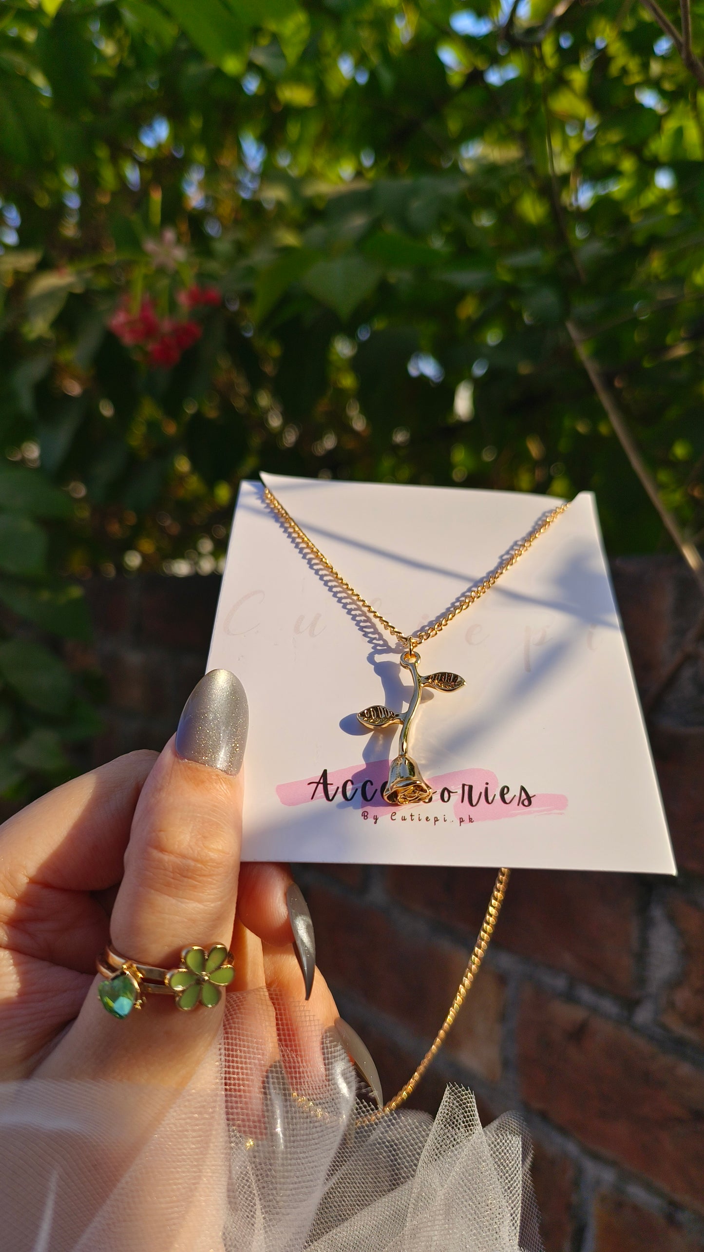 "Creative Rose Flower Pendant Necklace – Unique Niche Design"
