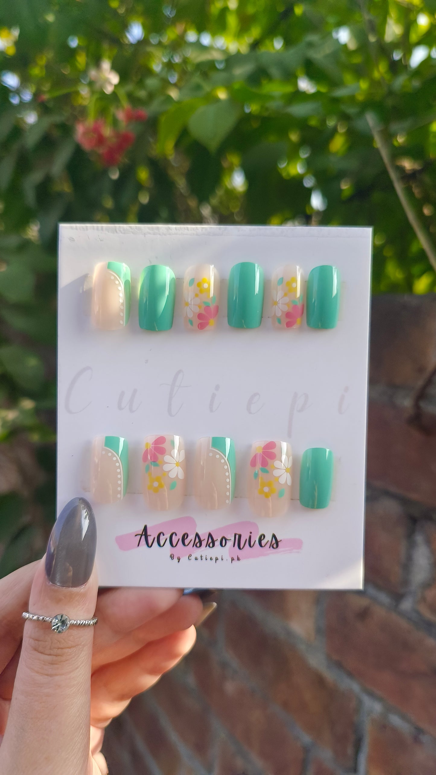 Glossy Green Daisy Press-On Nails - Fresh & Sweet Vibes