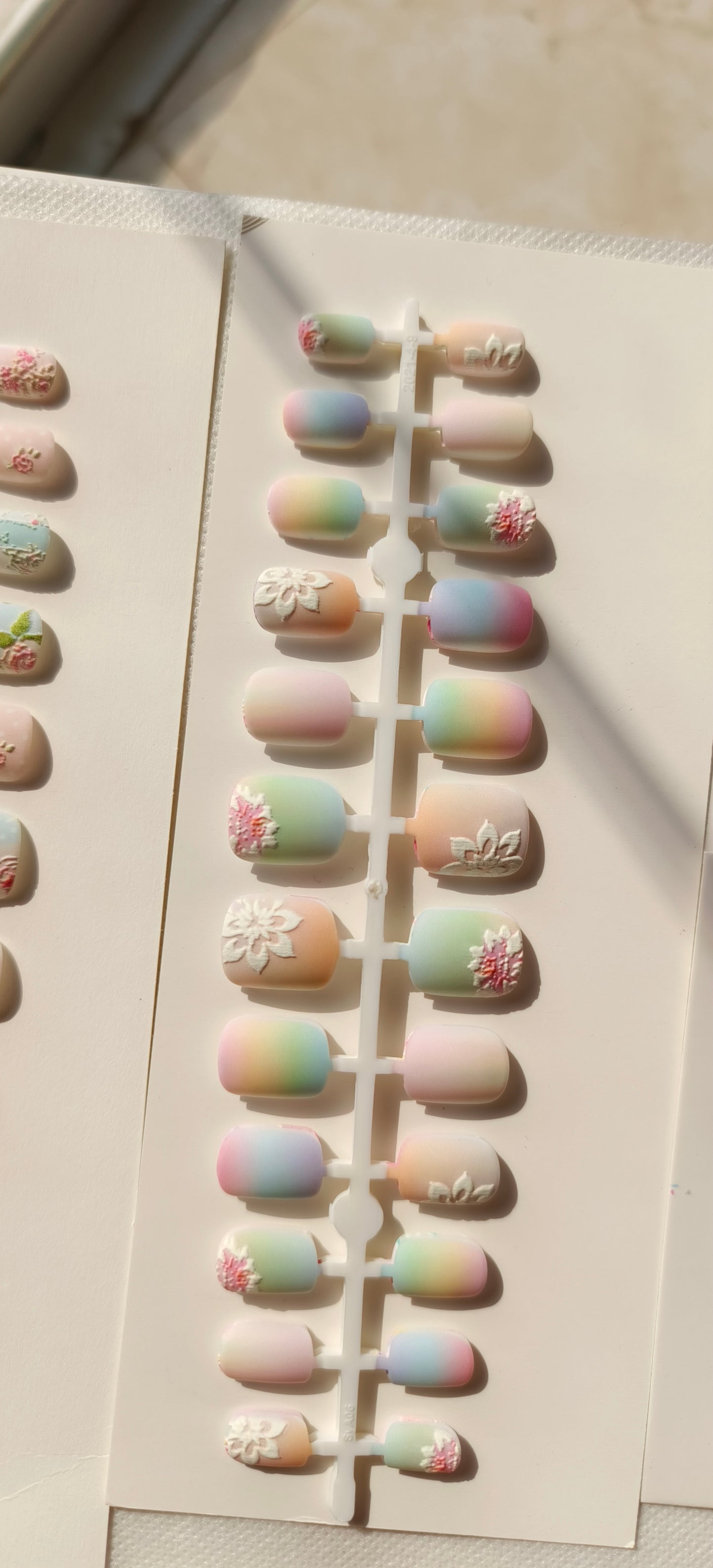 Tropical Rainbow – 24pcs 3d nails with Application Kit 🌈🍍