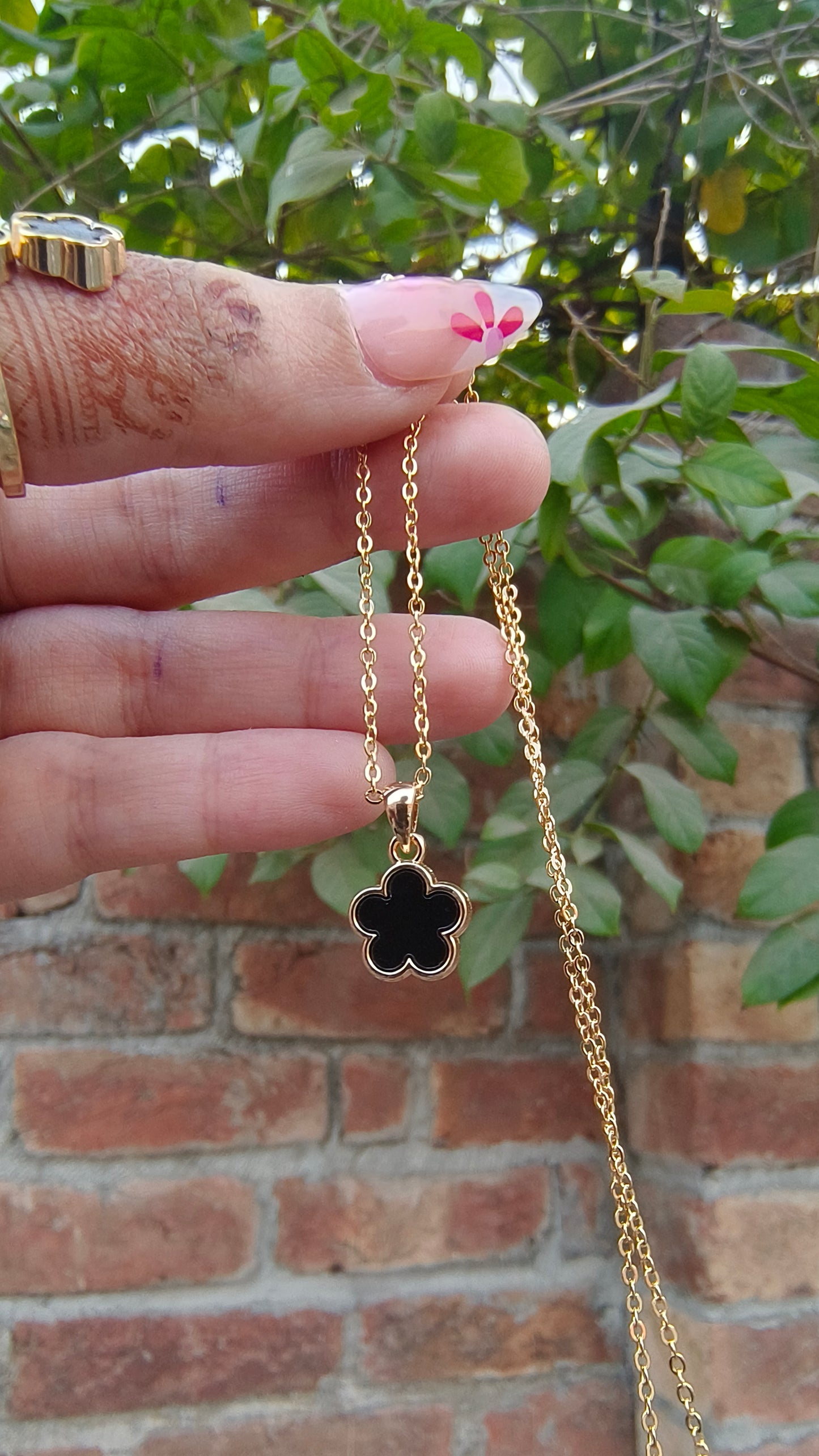 Black Five-Leaf Clover Necklace – Elegant & Versatile Jewelry for Women ✨