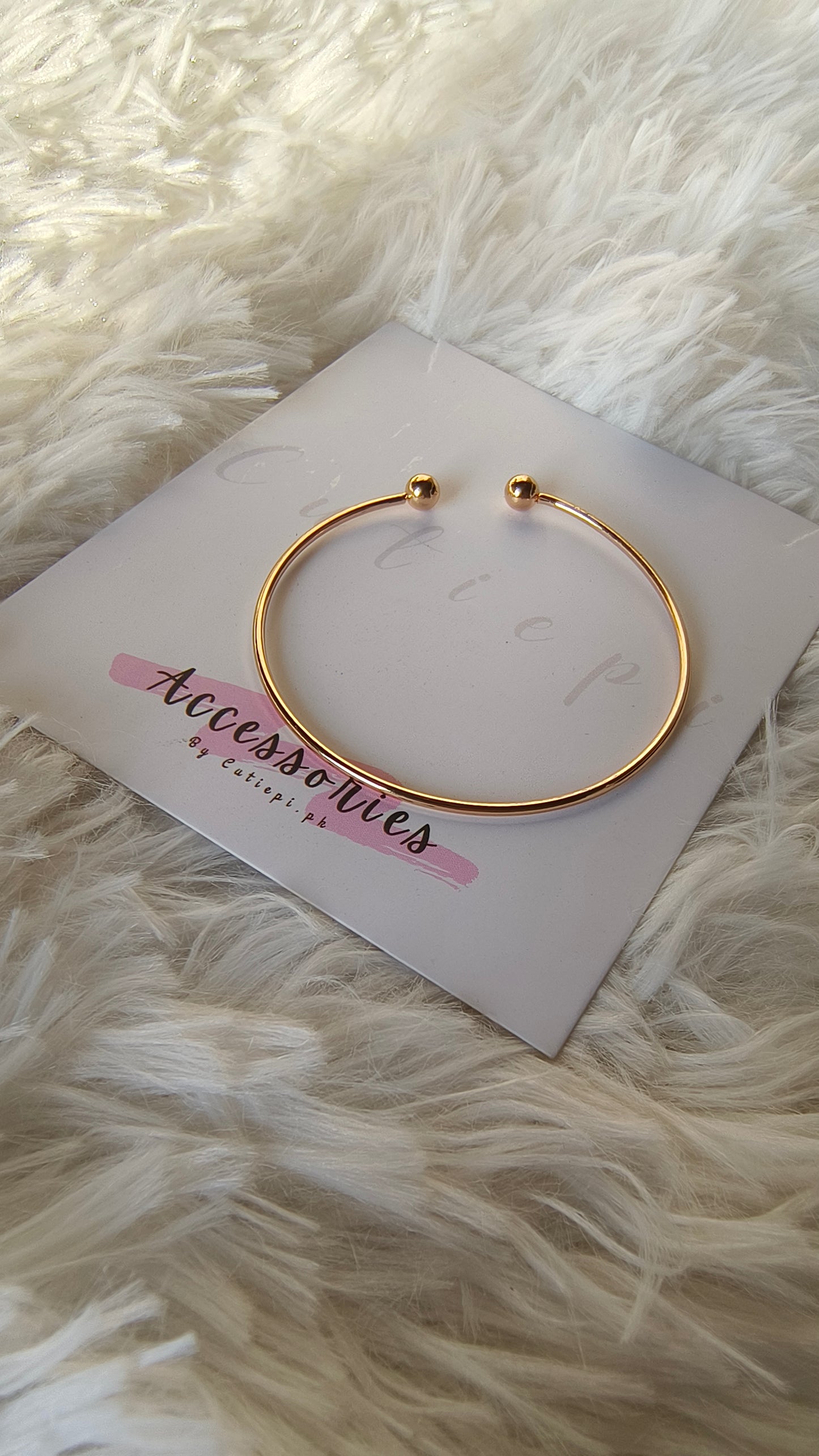 Gold-Plated Round Cuff Bracelet – Minimalist & Stylish