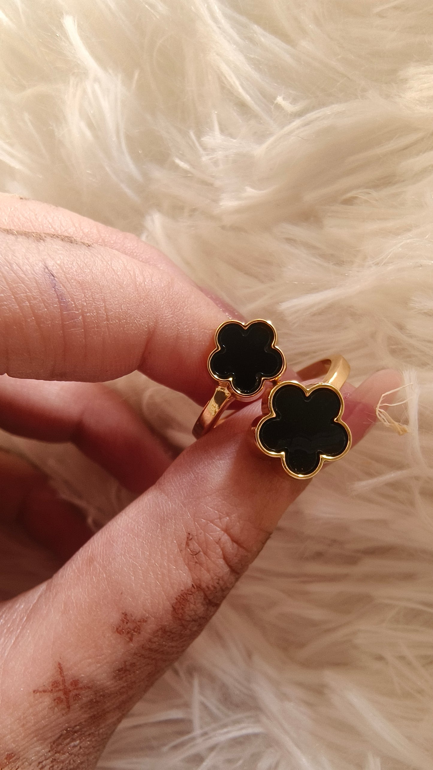 Elegant black Vintage Clover Ring – Timeless Fashion Jewelry for Women