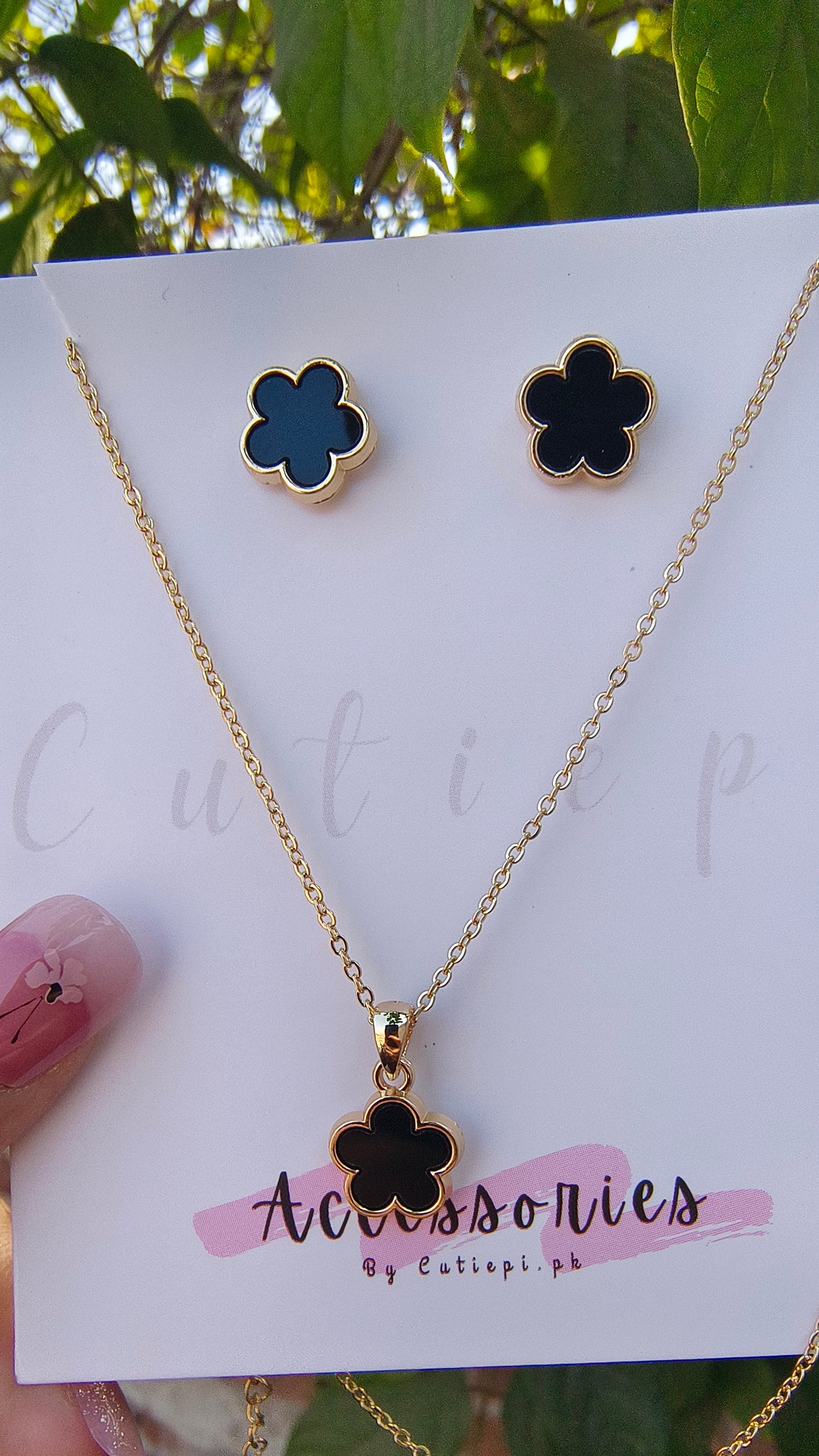 Four-Leaf black Clover Jewelry Set – Elegant Necklace & Earrings for Women