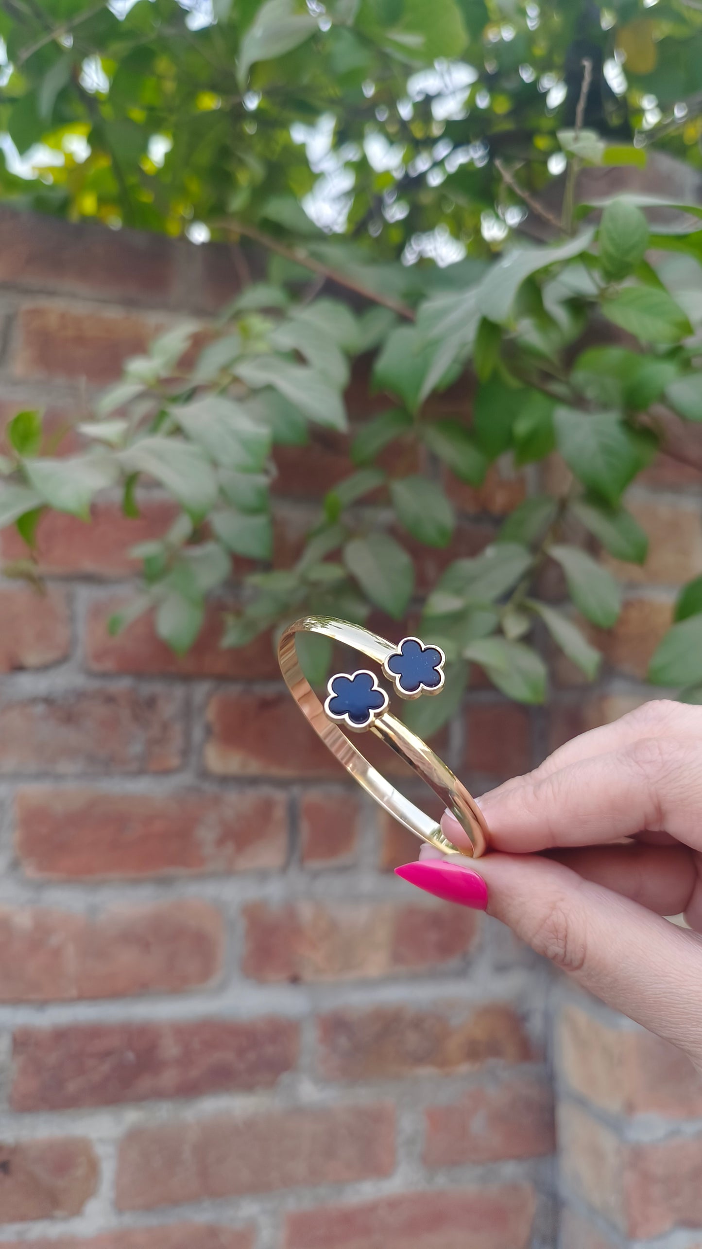 Black Shell Clover Open Bangle – Stylish Stainless Steel Bracelet 💎