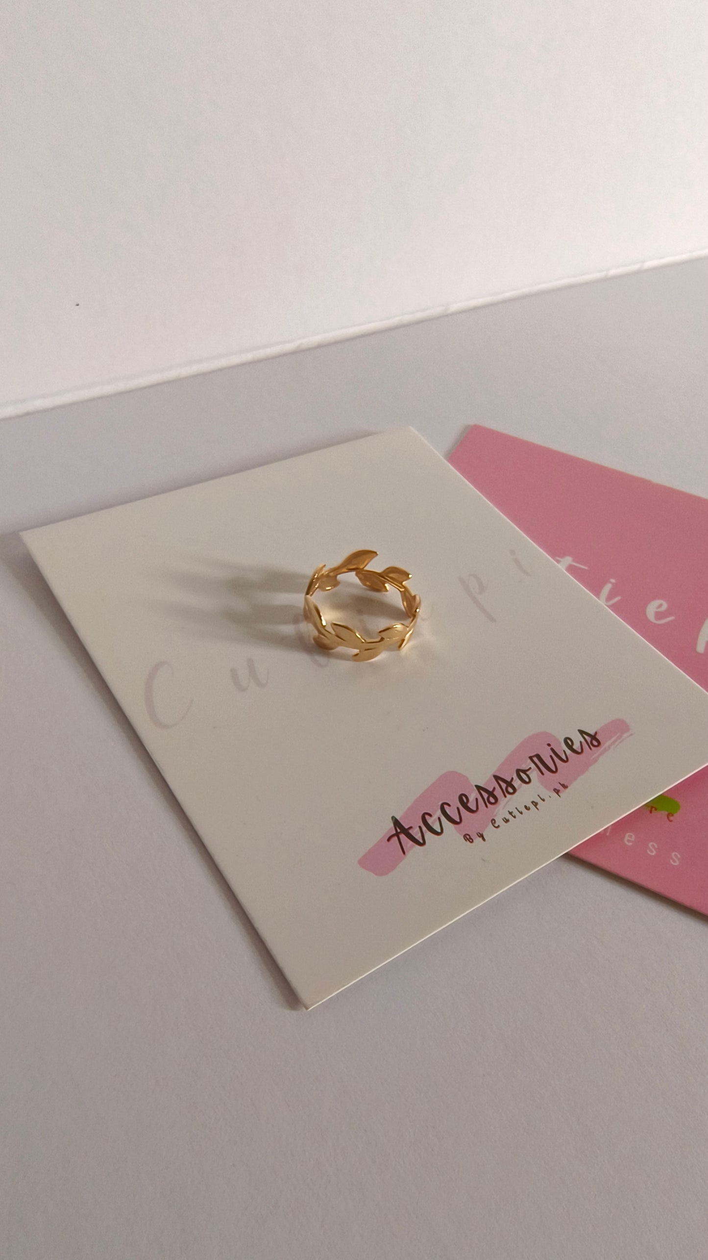 Elegant Gold-Plated Round Leaf Ring