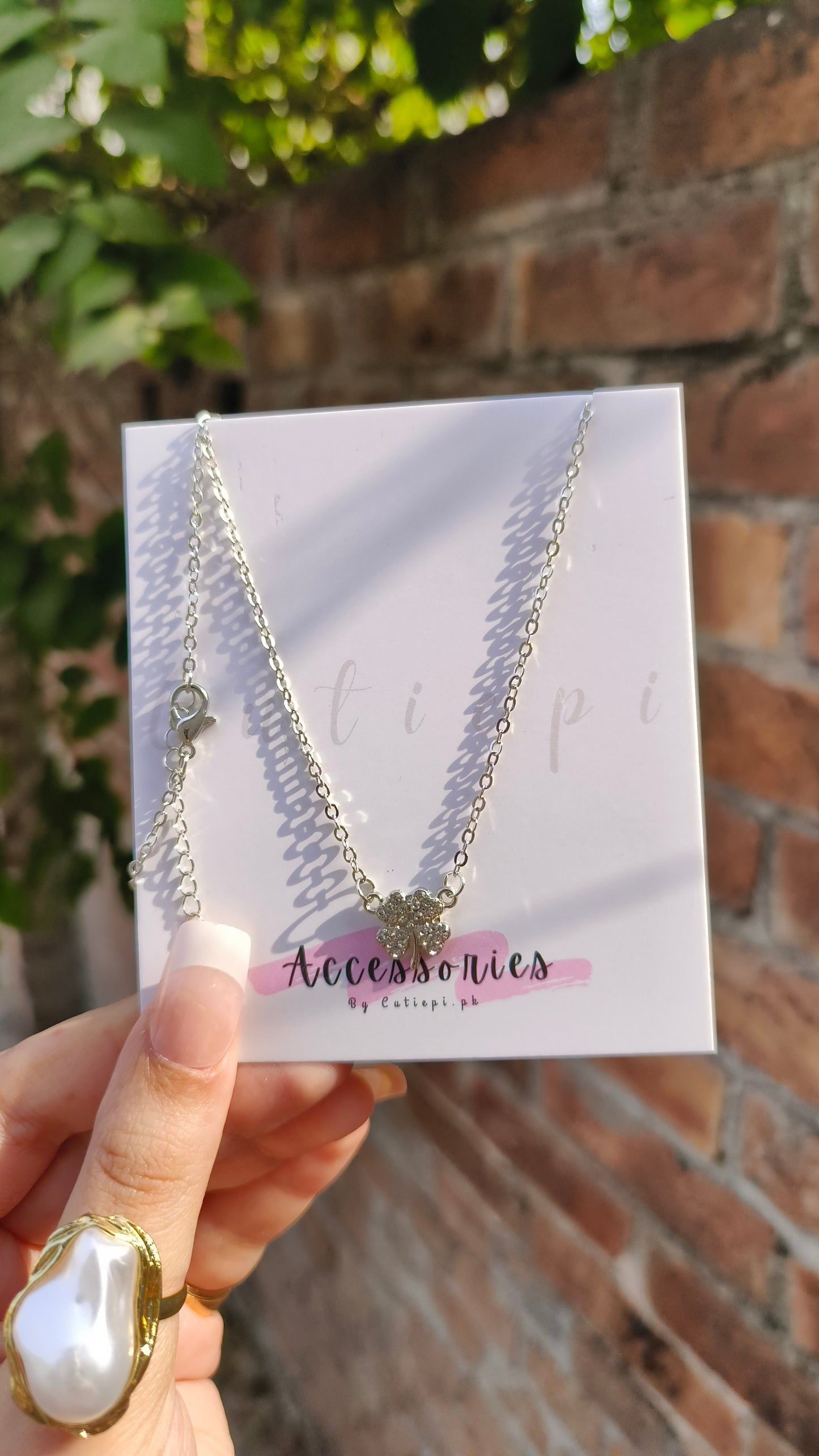 Elegant Four-Leaf Clover Pendant Necklace – Minimalist Cute Charm!