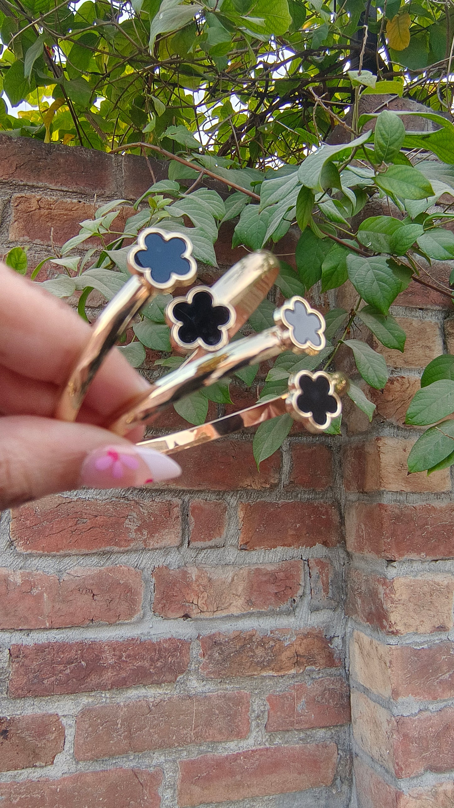 Black Shell Clover Open Bangle – Stylish Stainless Steel Bracelet 💎