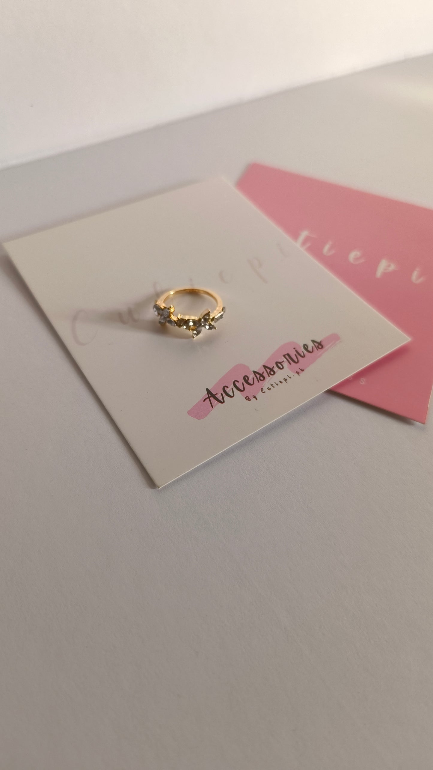 Rhinestone Round Ring – Sparkling Elegance