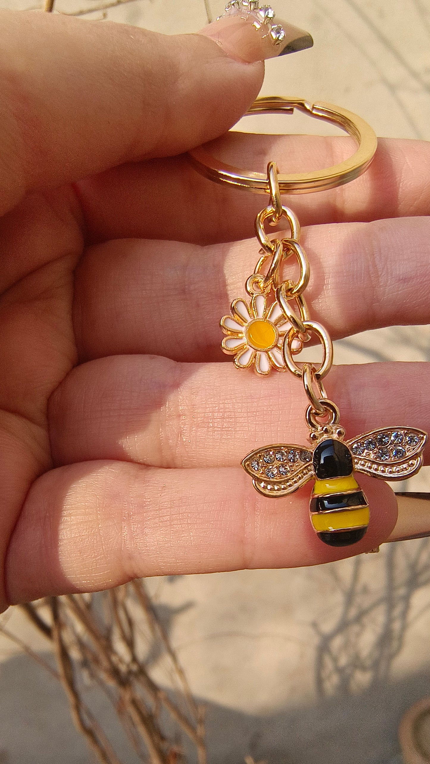 Bee & Daisy Metallic Keychain – A Charming Accessory"