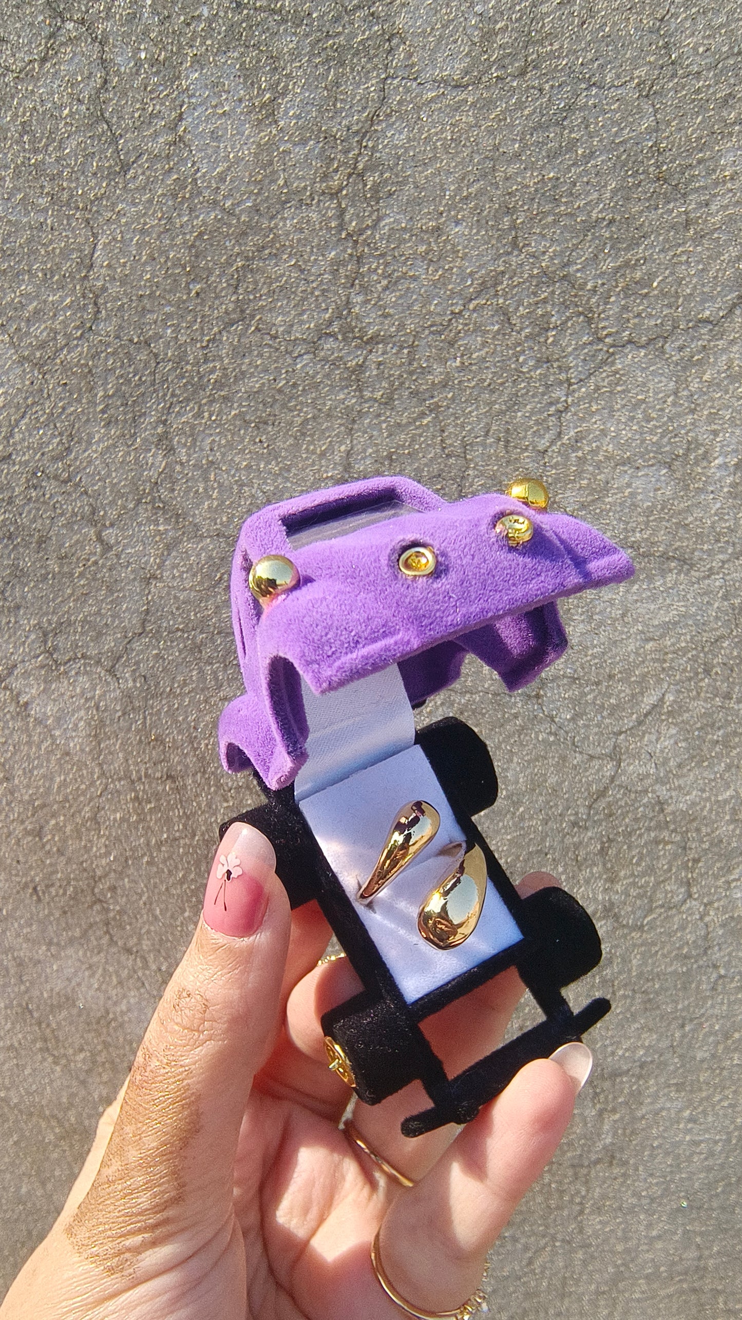 Hug Design Gold-Plated Ring – Elegant & Sentimental Jewelry