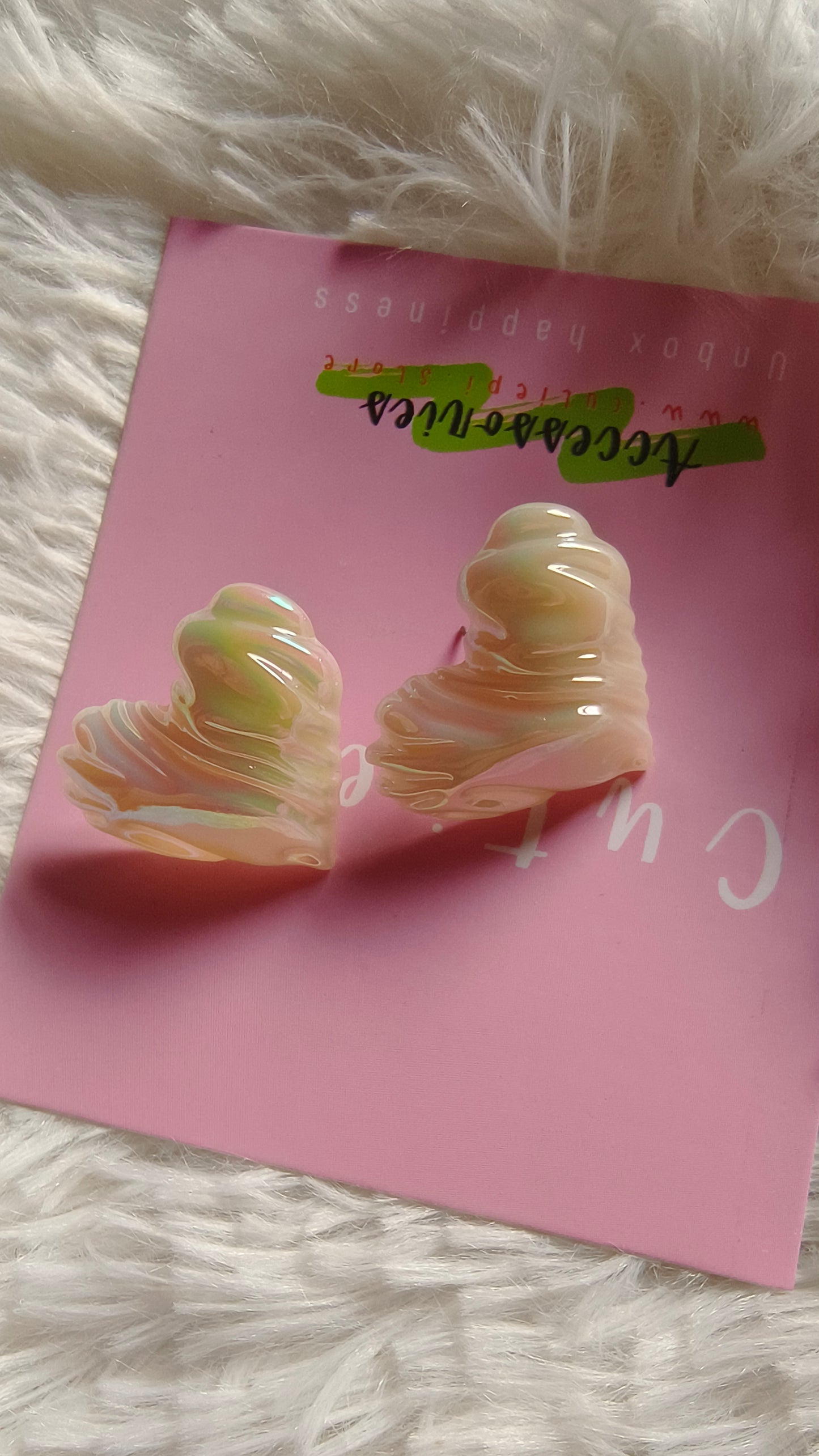 Vintage-Inspired Acrylic Heart Earrings – Timeless French-Style Elegance