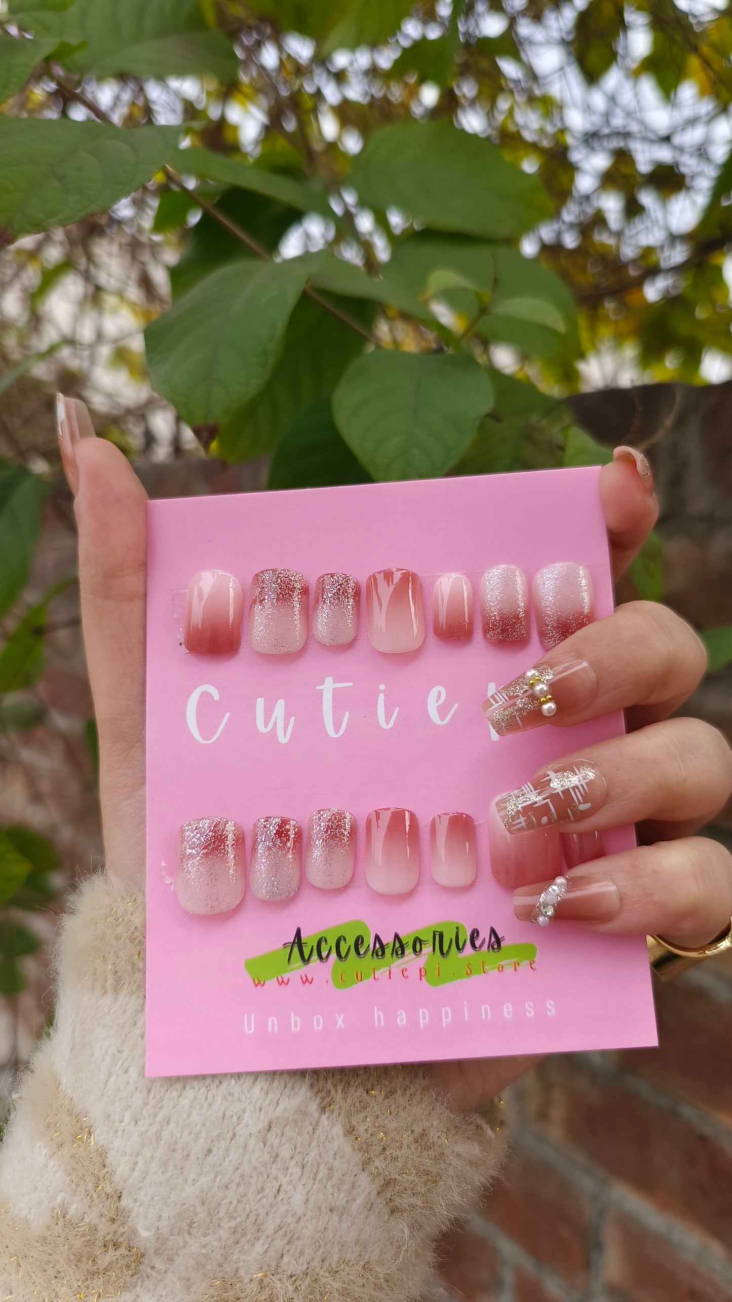 Mocha Shine - 24pcs Brown & White Shimmery Nails with Application Kit"