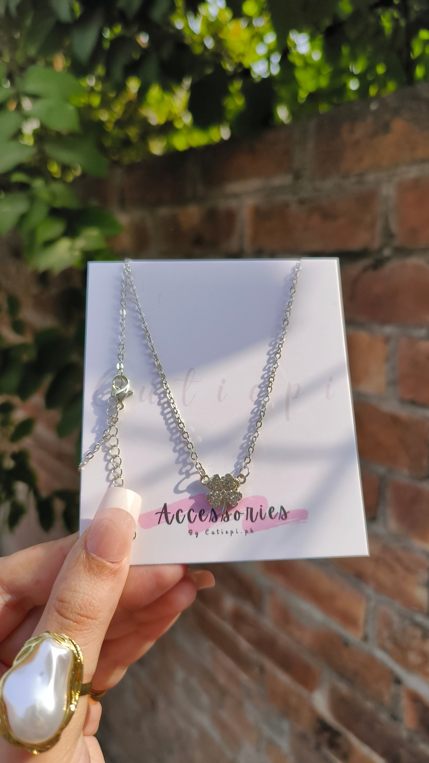 Elegant Four-Leaf Clover Pendant Necklace – Minimalist Cute Charm!