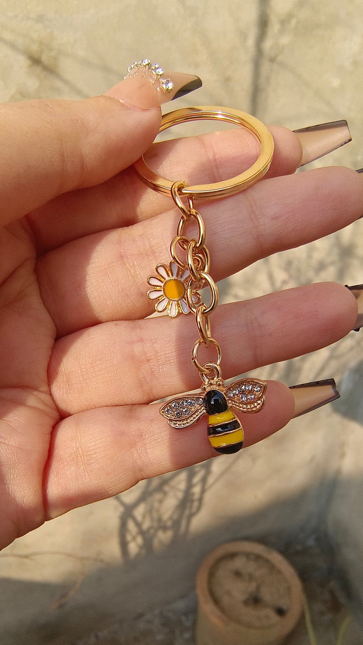 Bee & Daisy Metallic Keychain – A Charming Accessory"