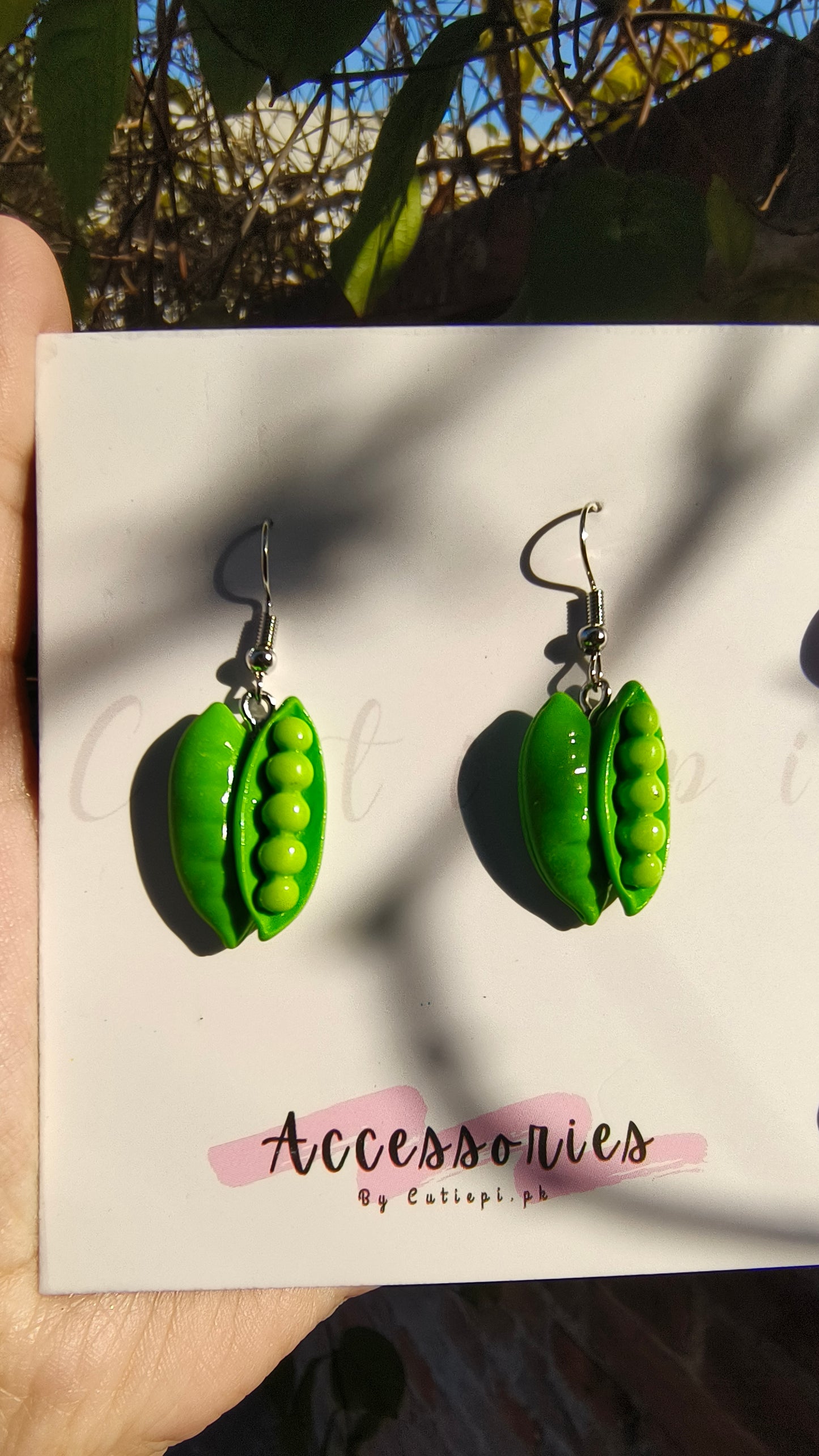 "Elegant Pea Resin Earrings – Unique and Modern"