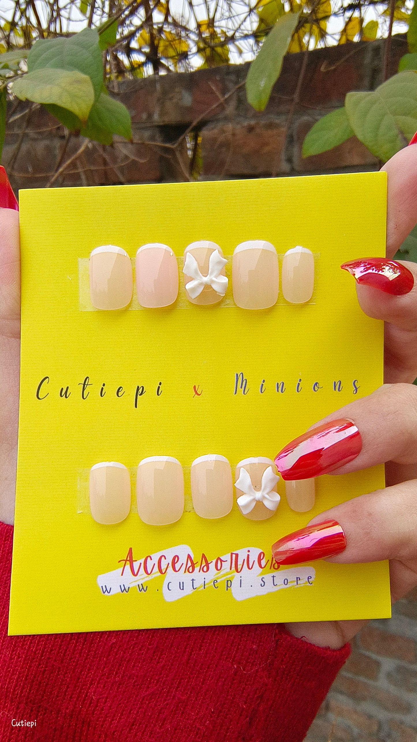 Petite Elegance: Small Square White Bow Nails – 24pcs with Application Kit