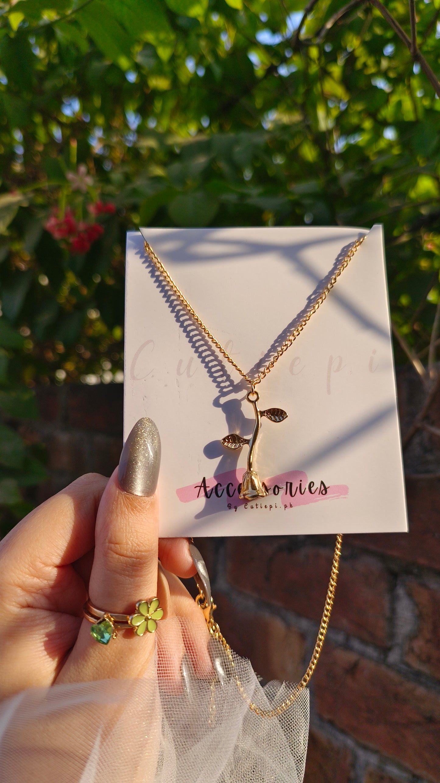 "Creative Rose Flower Pendant Necklace – Unique Niche Design"