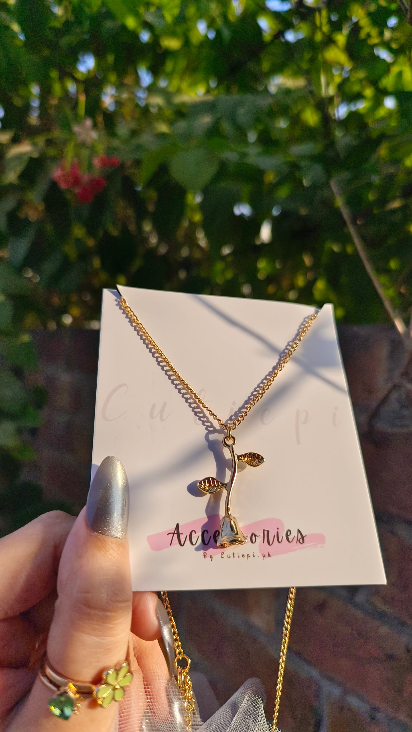 "Creative Rose Flower Pendant Necklace – Unique Niche Design"
