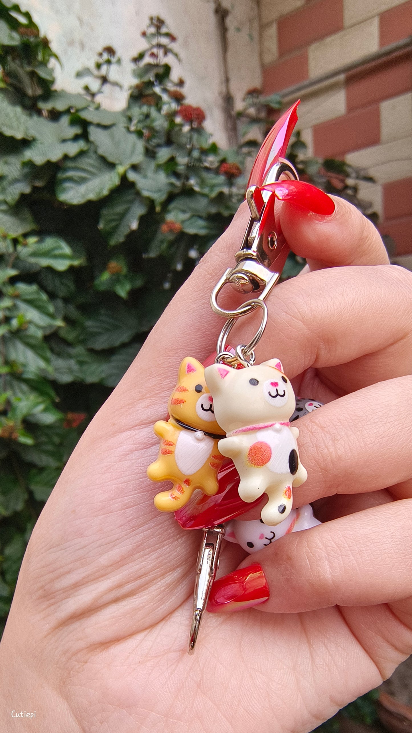 WhiskerWonders Twin Cat Keychain – Adorable Feline Charm!