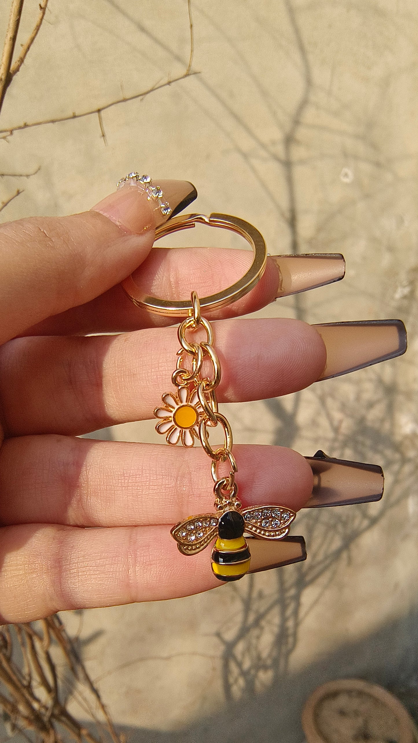Bee & Daisy Metallic Keychain – A Charming Accessory"