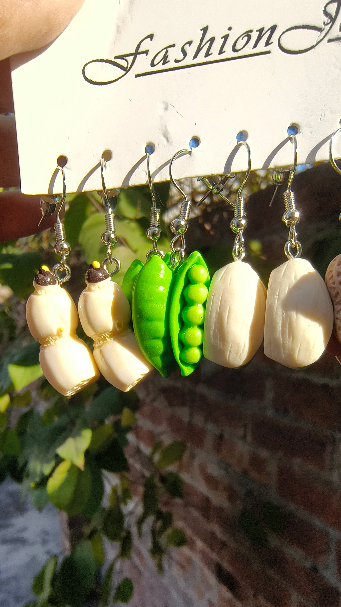 "Elegant Pea Resin Earrings – Unique and Modern"