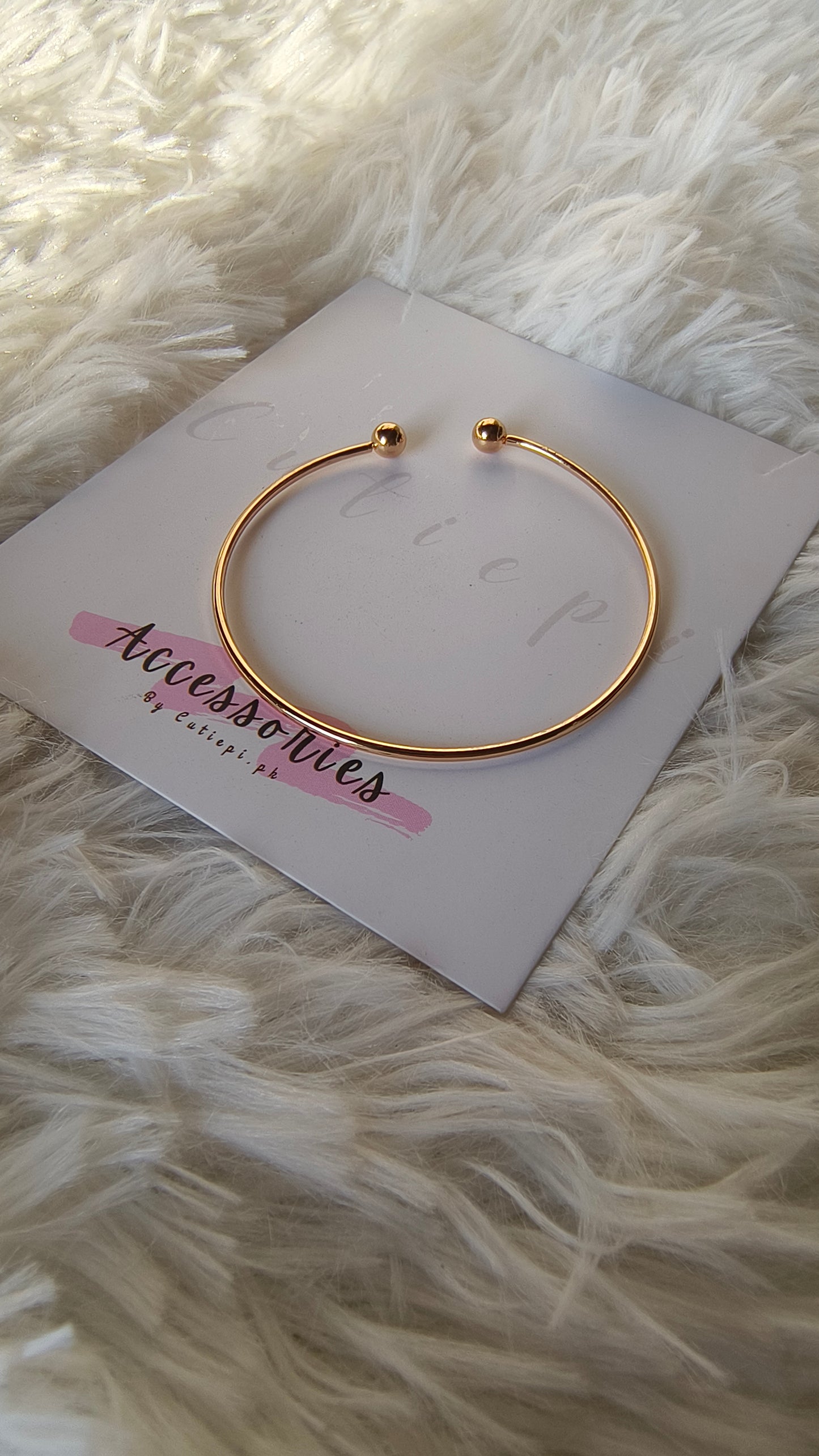 Gold-Plated Round Cuff Bracelet – Minimalist & Stylish