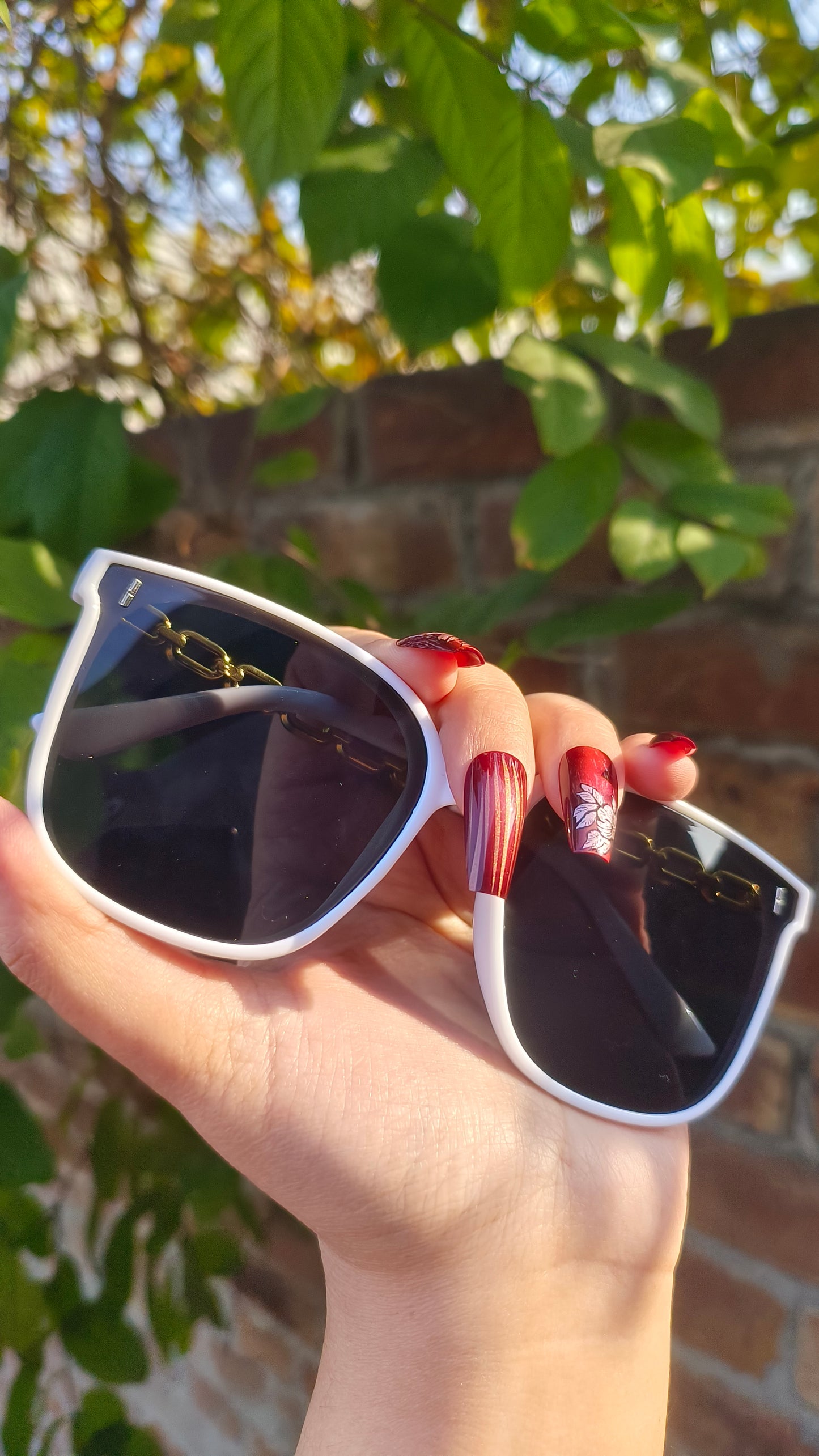 Chic Square Fashion Glasses with Chain Detail – Bold & Trendy