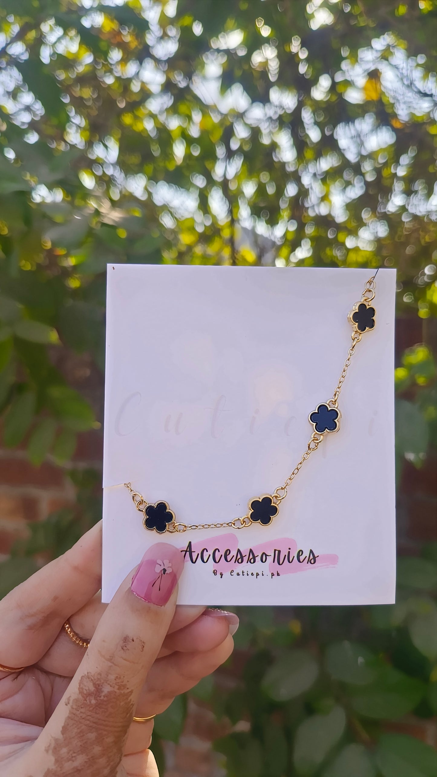 A Vintage-Inspired Black Four-Leaf Clover gold plated Bracelet – Elegant Gift for Women ✨