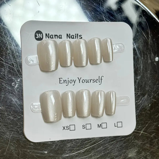 White beauty- 10pcs cat eye nails with application kit (Student Offer)
