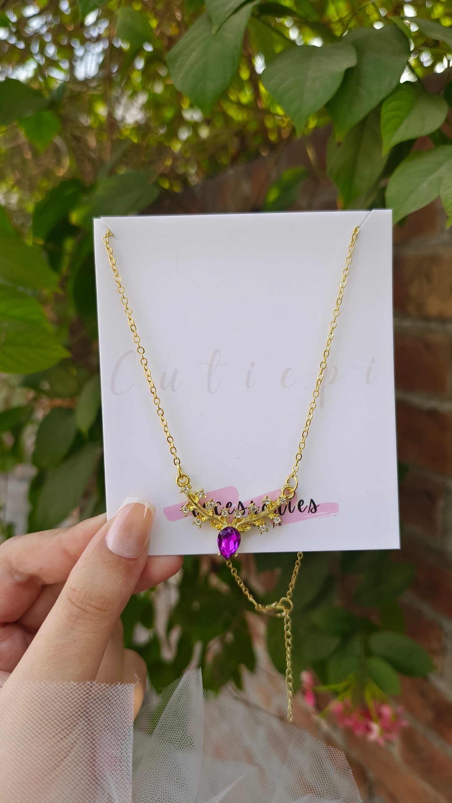 Vintage-Inspired Pendant Necklace – Adjustable Chain with Zirconia