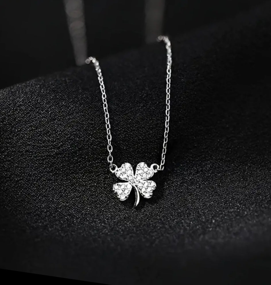 Elegant Four-Leaf Clover Pendant Necklace – Minimalist Cute Charm!