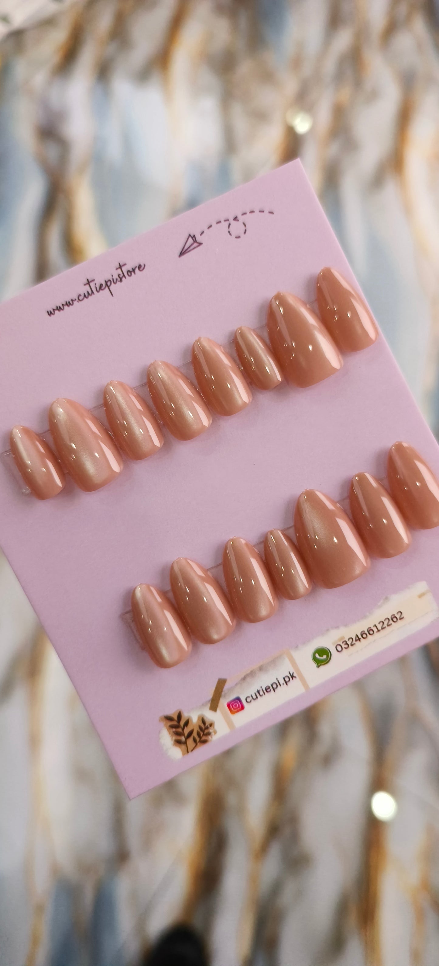Caramel Glow-15pcs Gel based Cat eye nails with Application kit