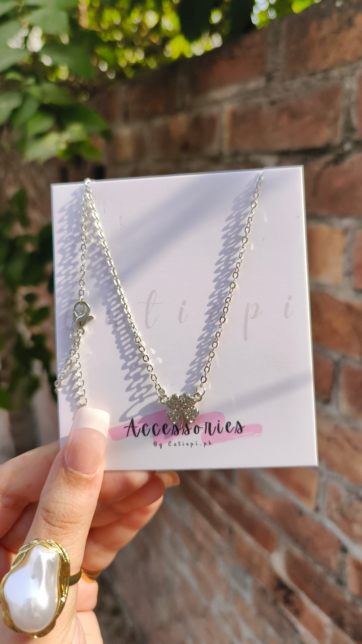 Elegant Four-Leaf Clover Pendant Necklace – Minimalist Cute Charm!