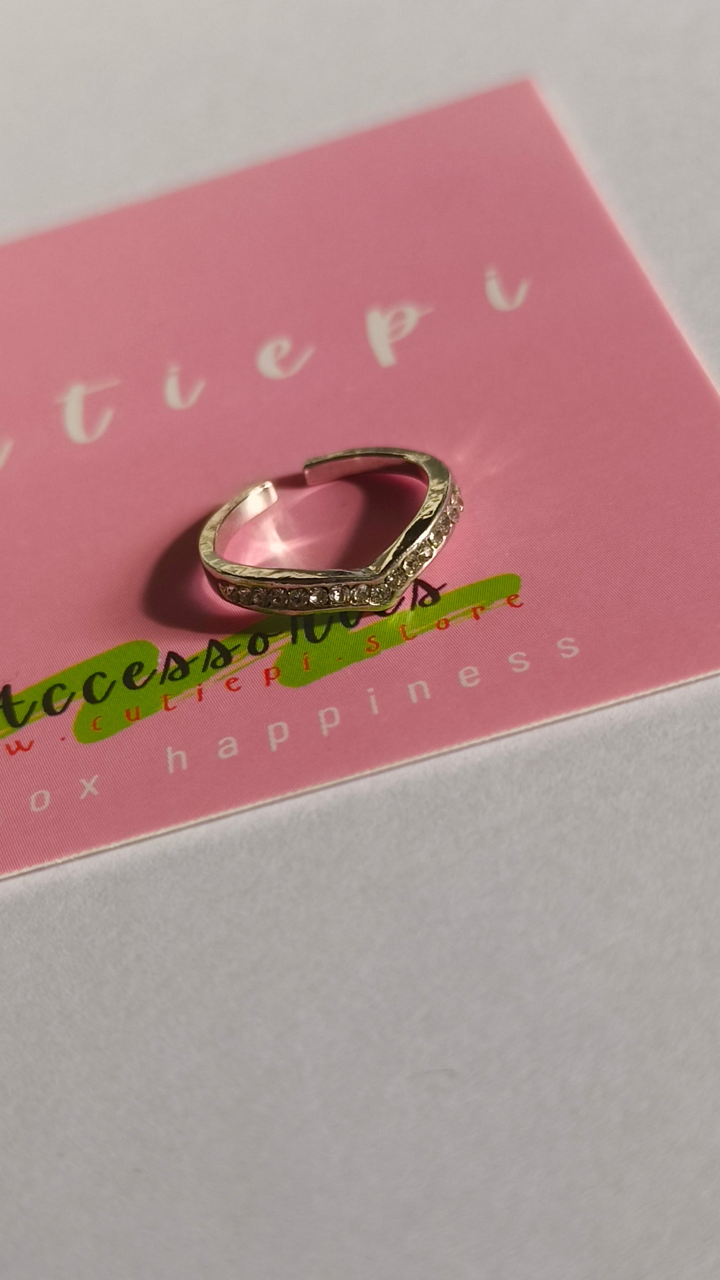 V-Shaped Silver Ring with Zircon – Modern & Elegant
