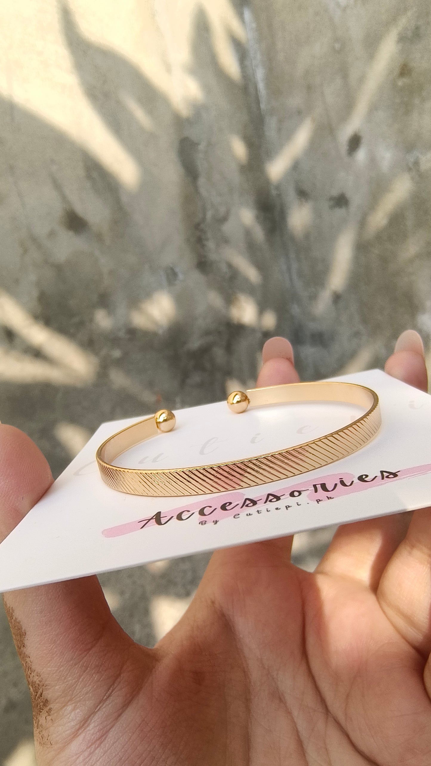Plain Round Patterned Line Gold-Plated adjustable Bracelet – Simple & Elegant