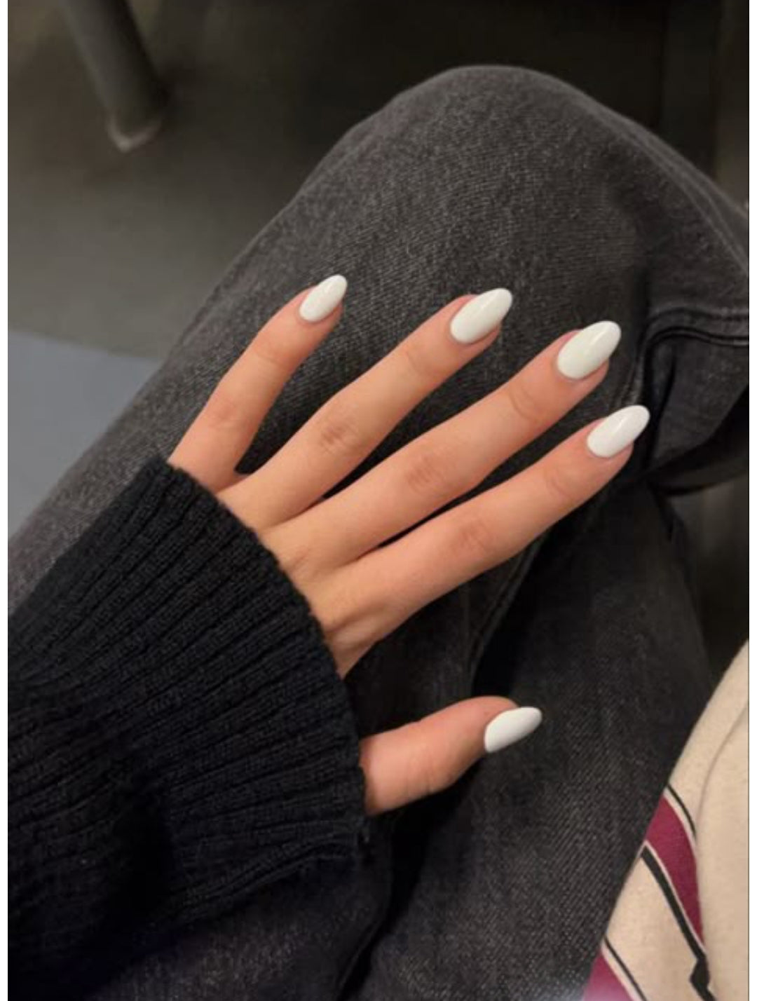 Graceful White – 15pcs Medium length Nails with Application Kit