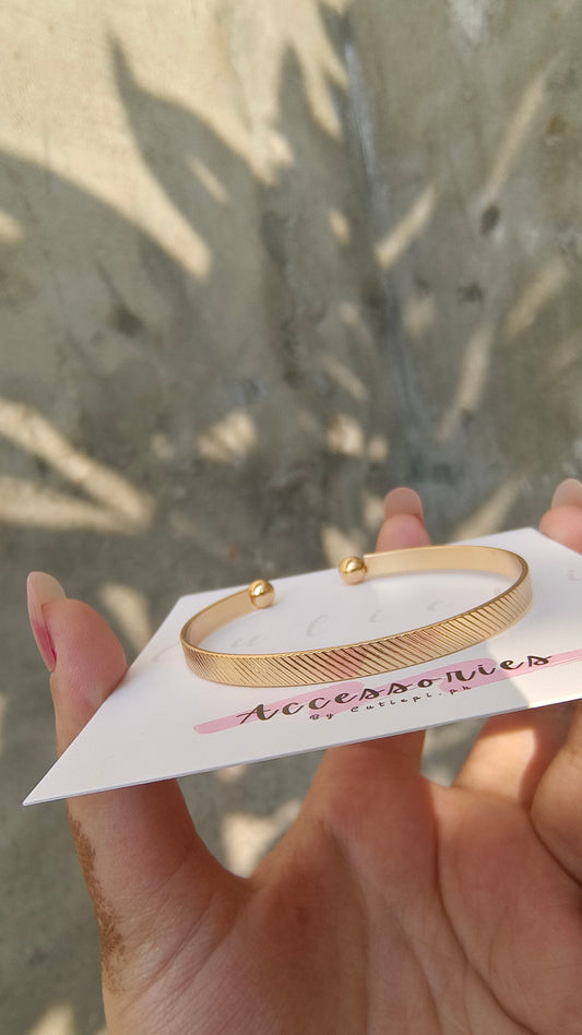 Plain Round Patterned Line Gold-Plated adjustable Bracelet – Simple & Elegant