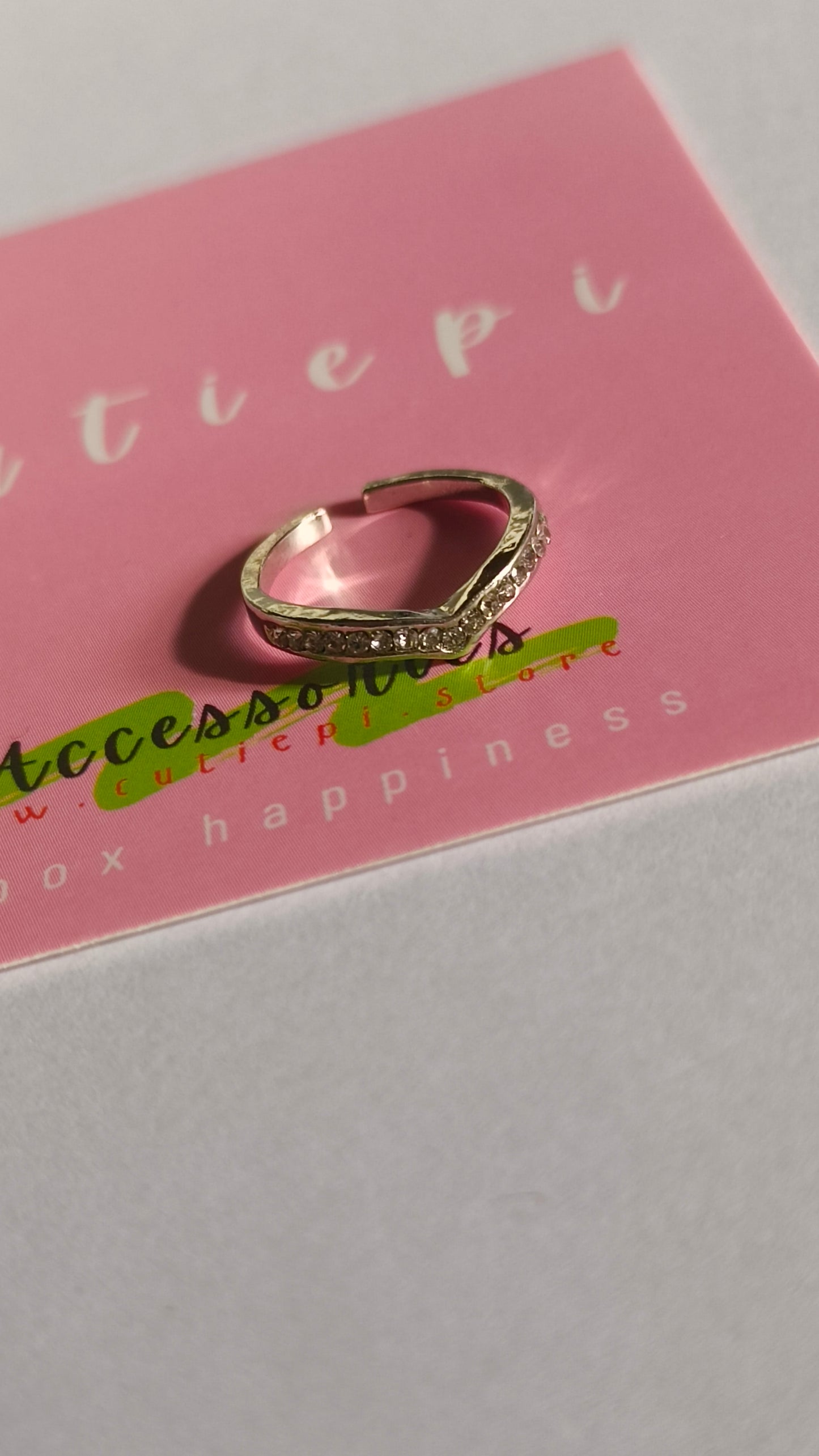 V-Shaped Silver Ring with Zircon – Modern & Elegant