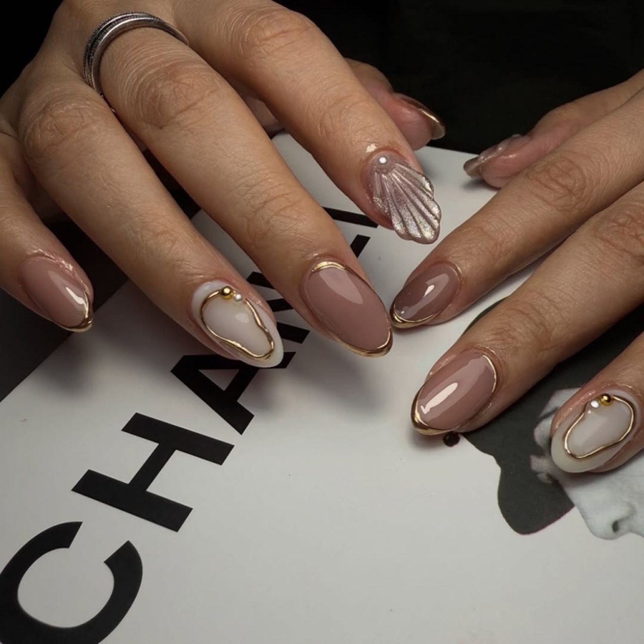 Luxe Gold - Almond Nails with Adhesive Tabs"12pcs with kit (Bridal Wear)