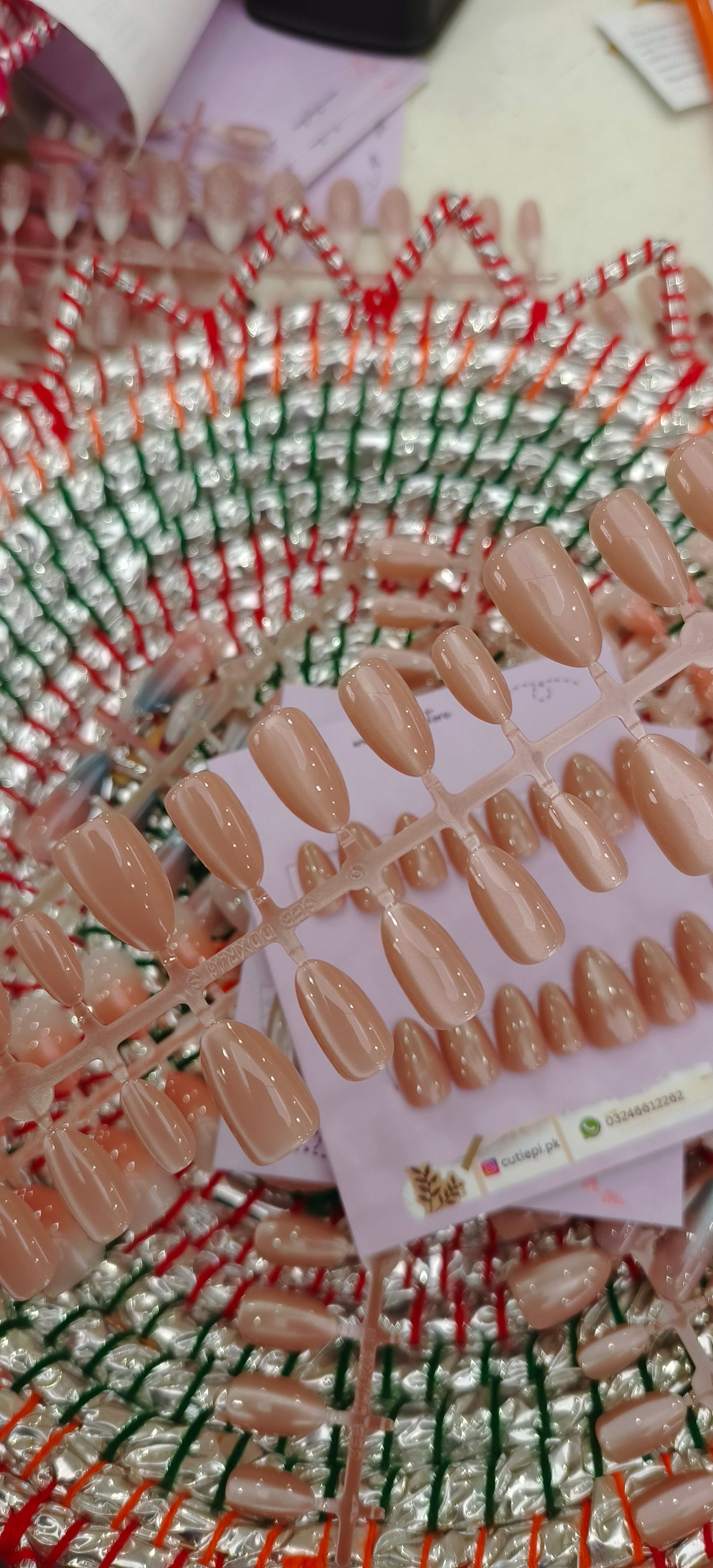 Caramel Glow-15pcs Gel based Cat eye nails with Application kit